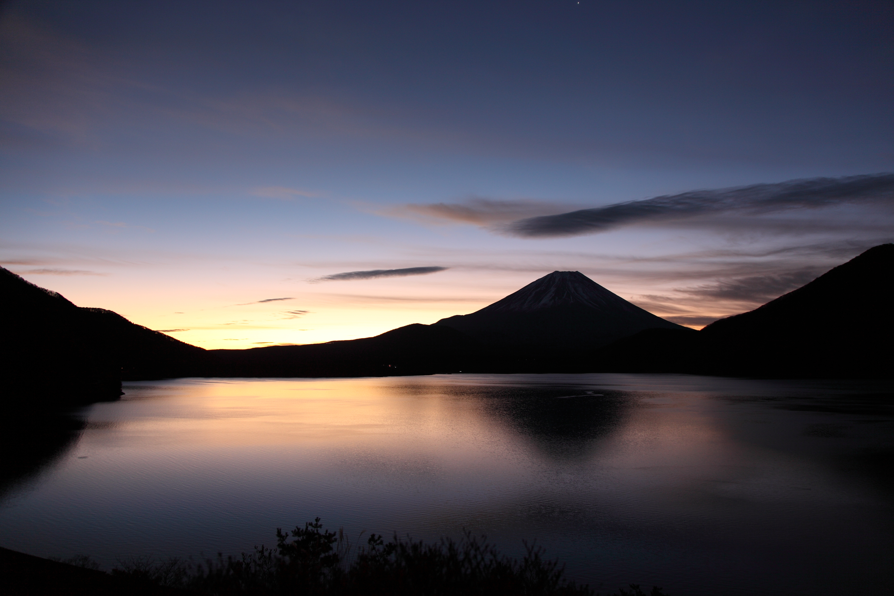 本栖湖の夜明け