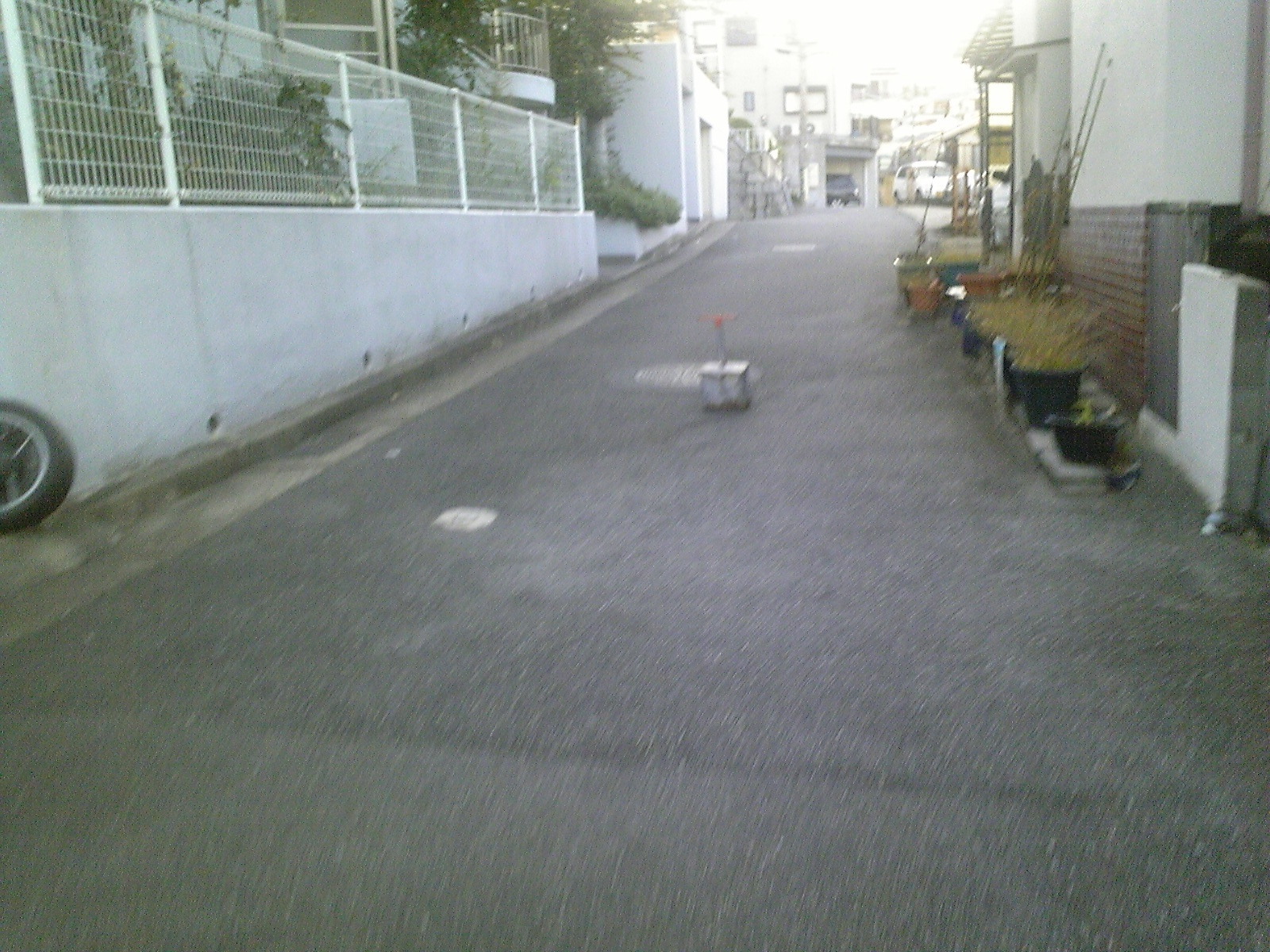 突然、車止め