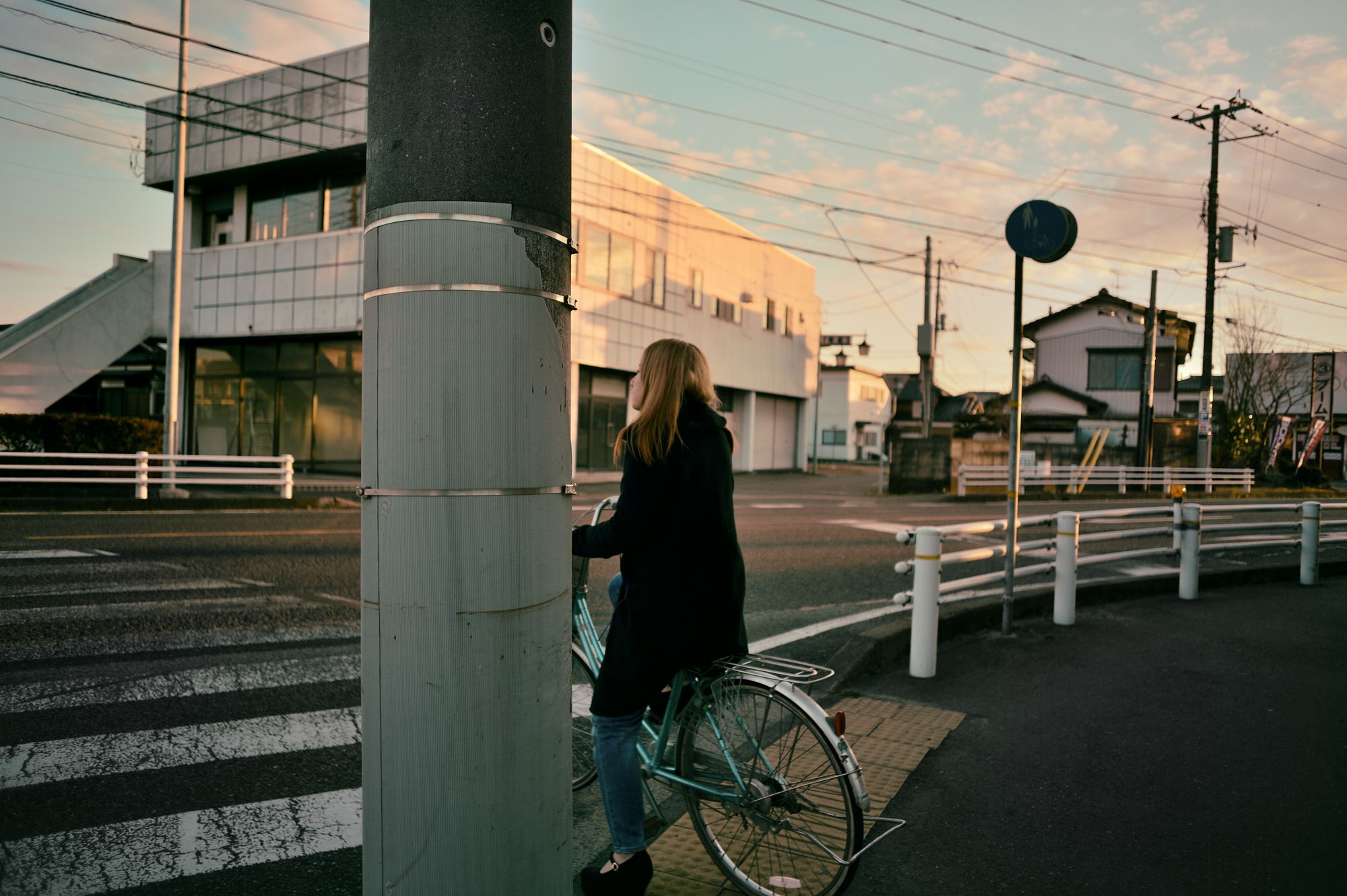 街の風景「信号を待つ人」