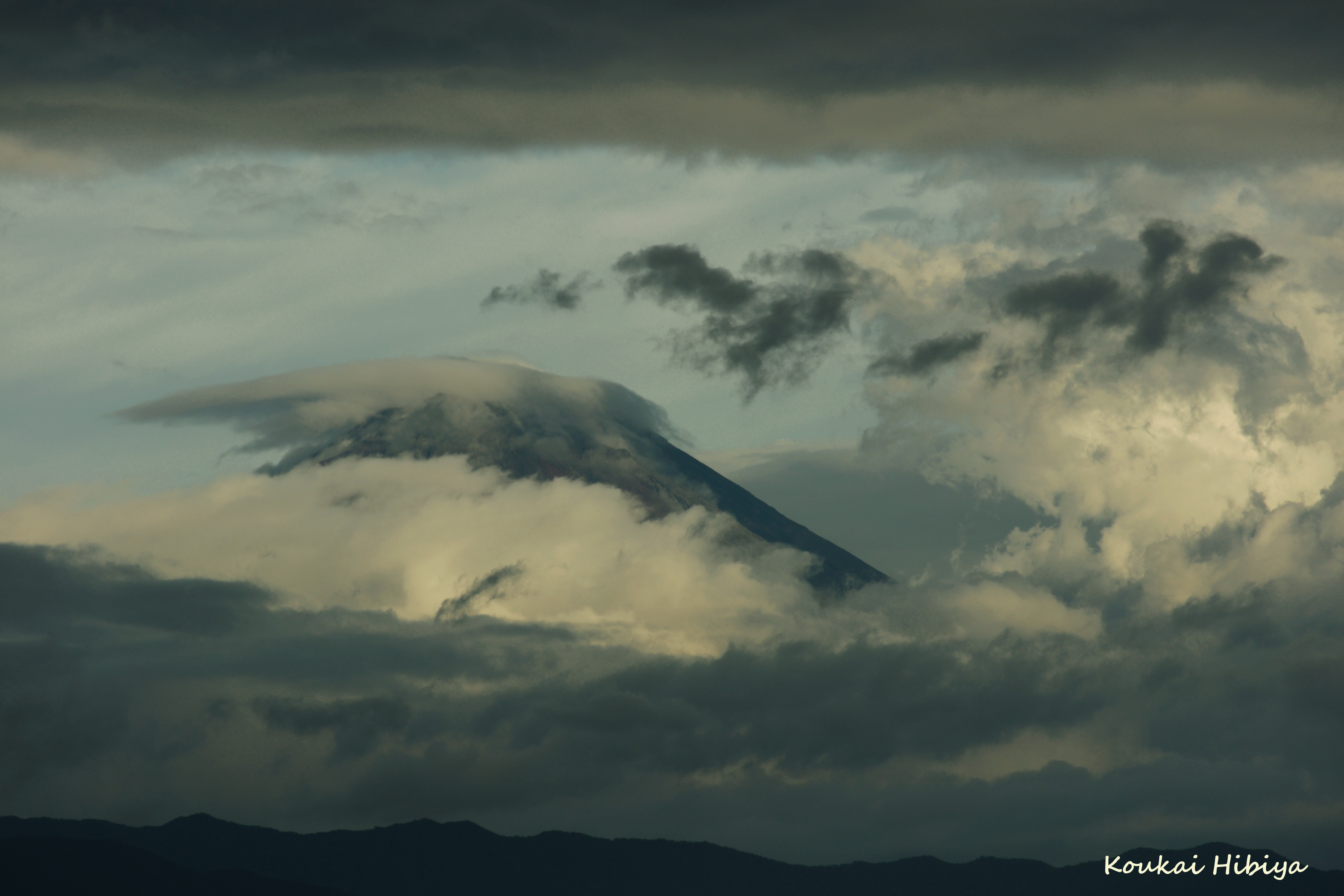 夏の富士山と暈雲