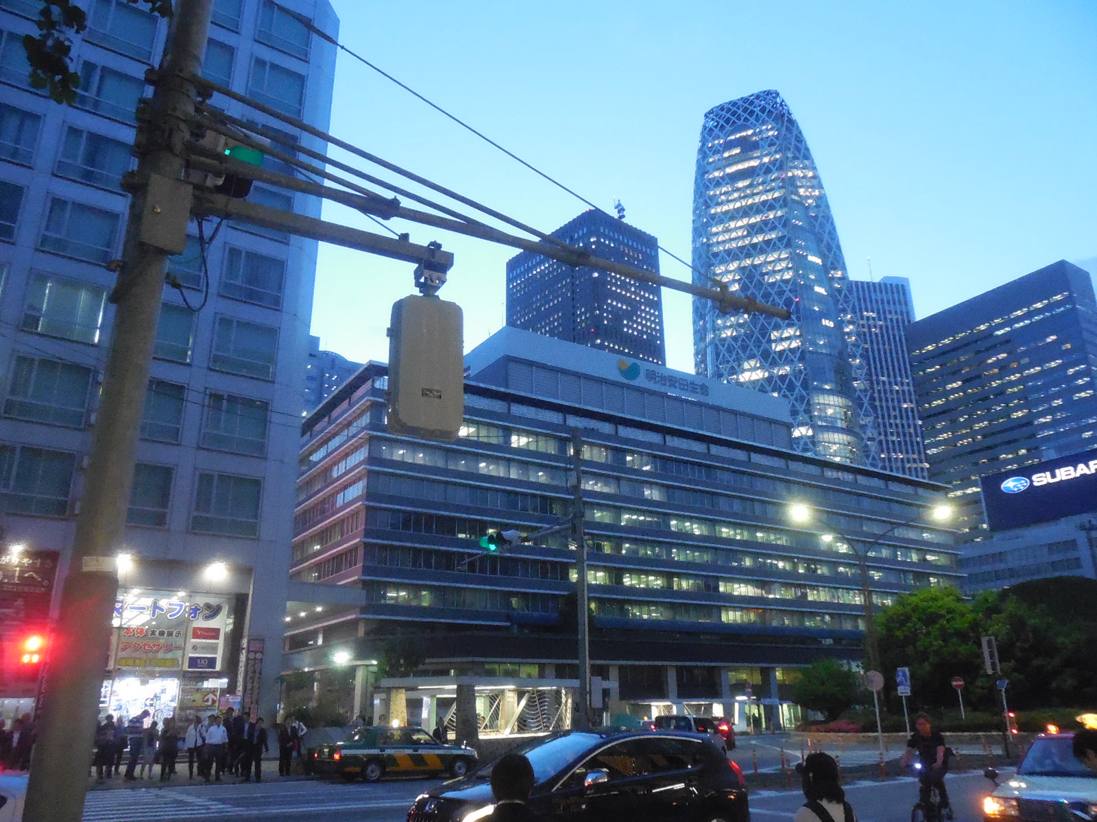 夜の新宿の摩天楼