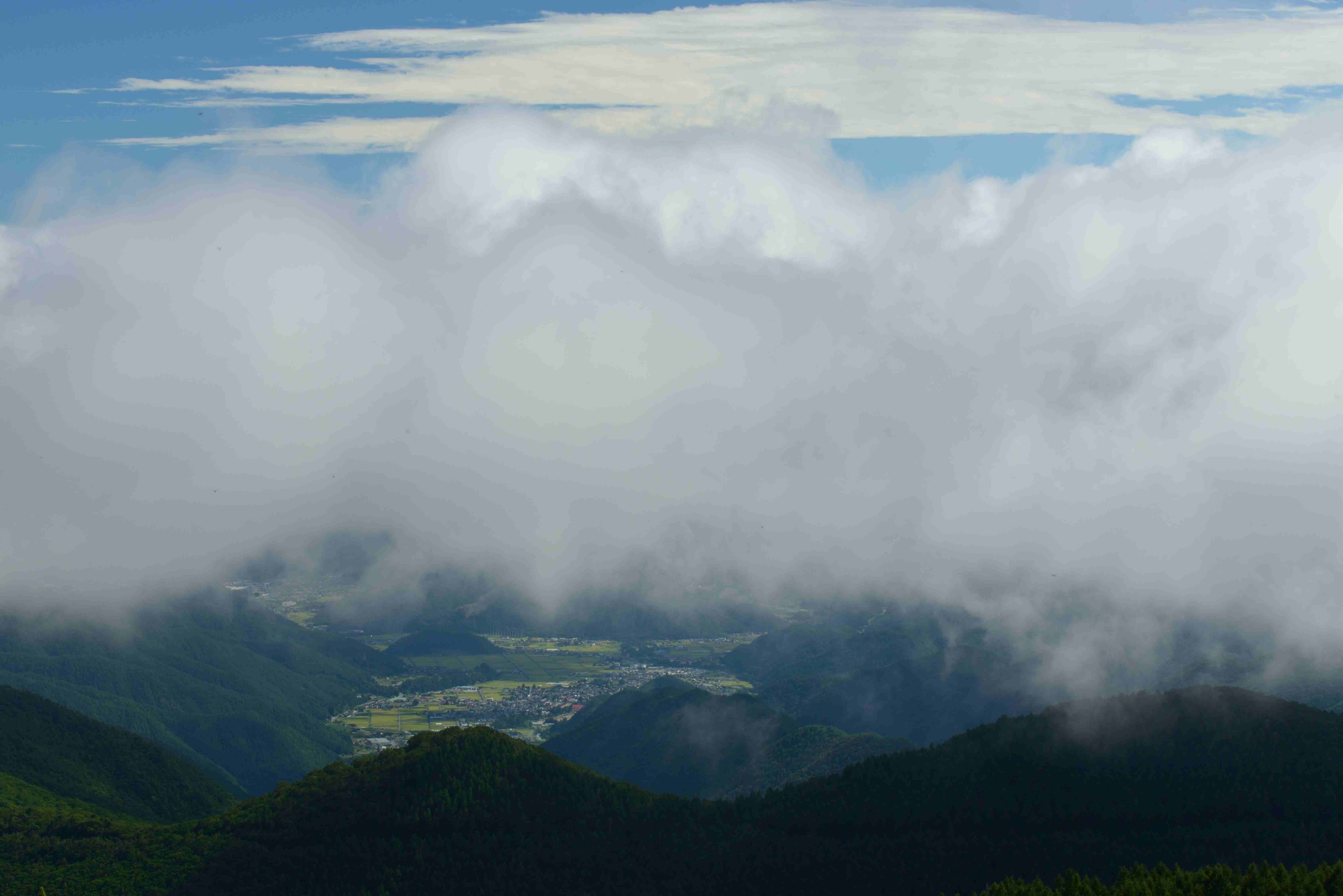 雲下の町