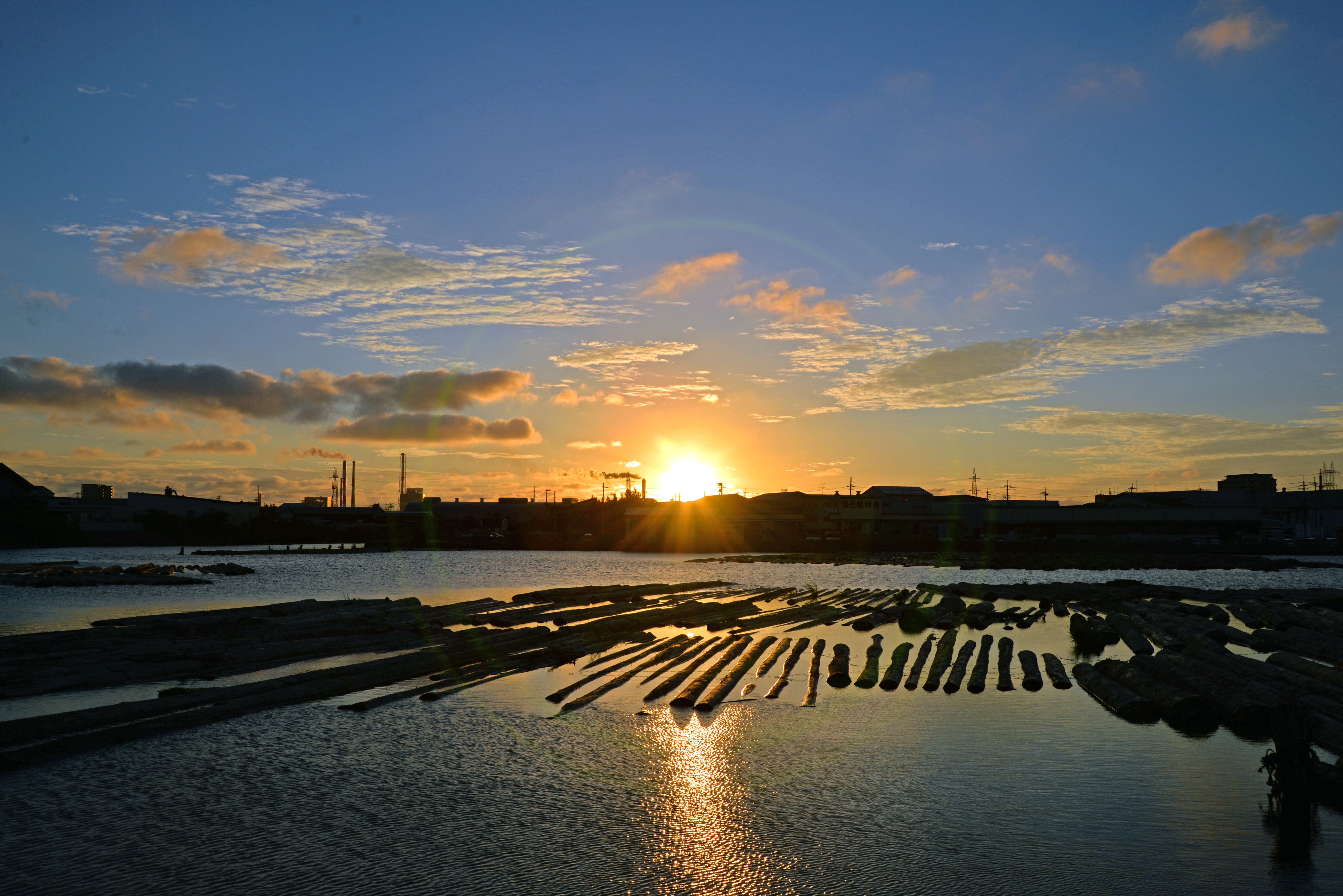 貯木場の夕暮れ
