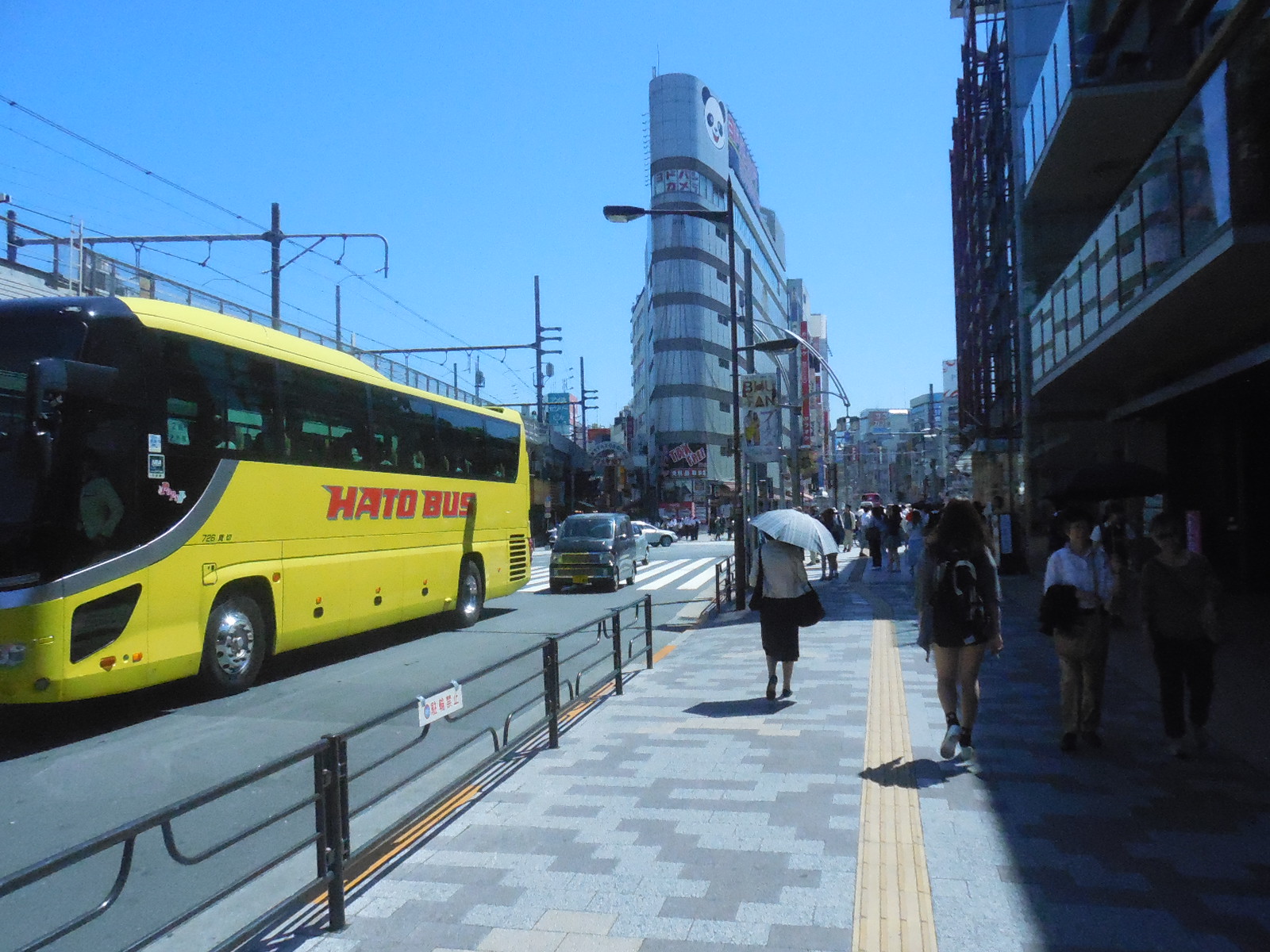 上野・アメ横へ臨む