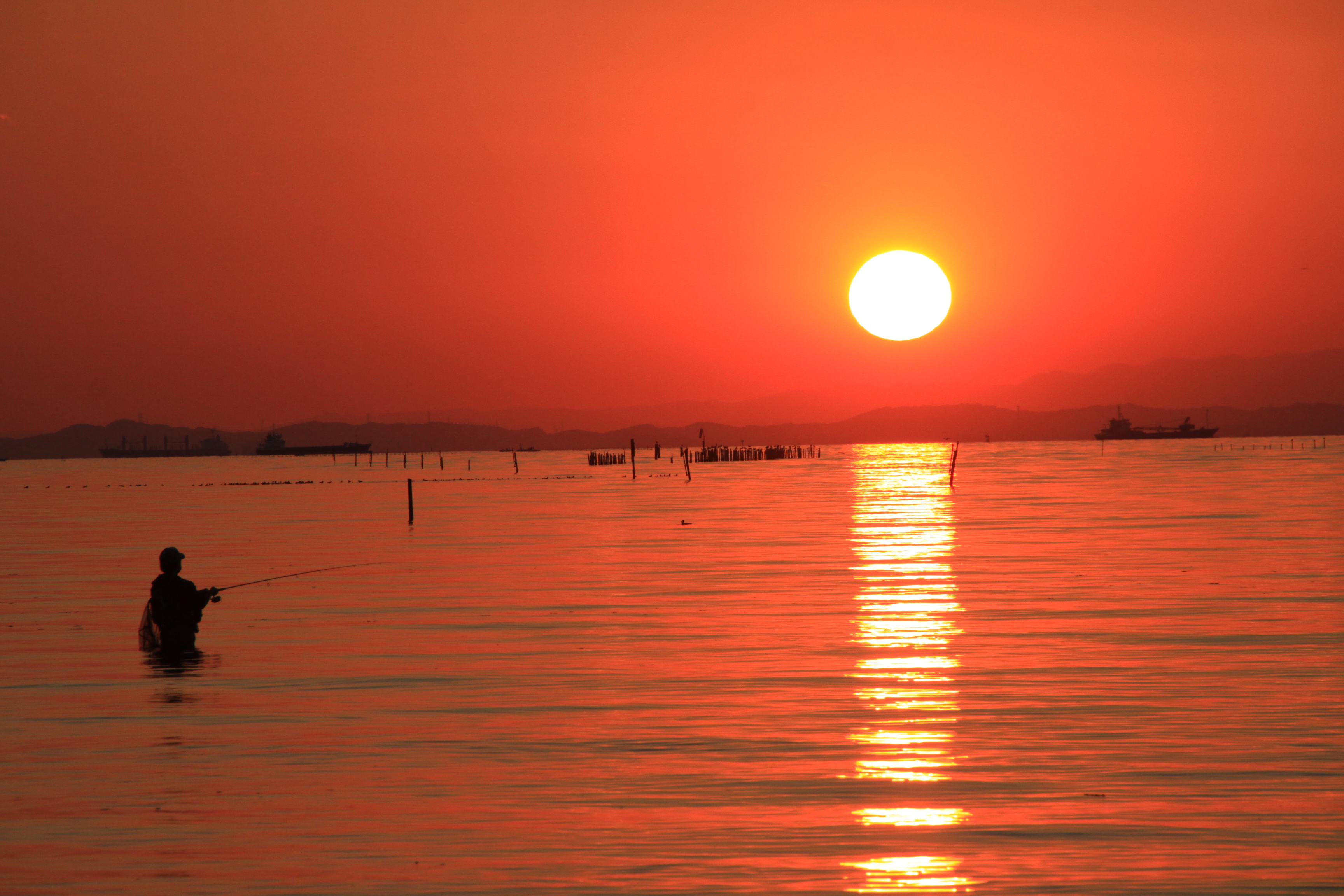 夕陽の釣人