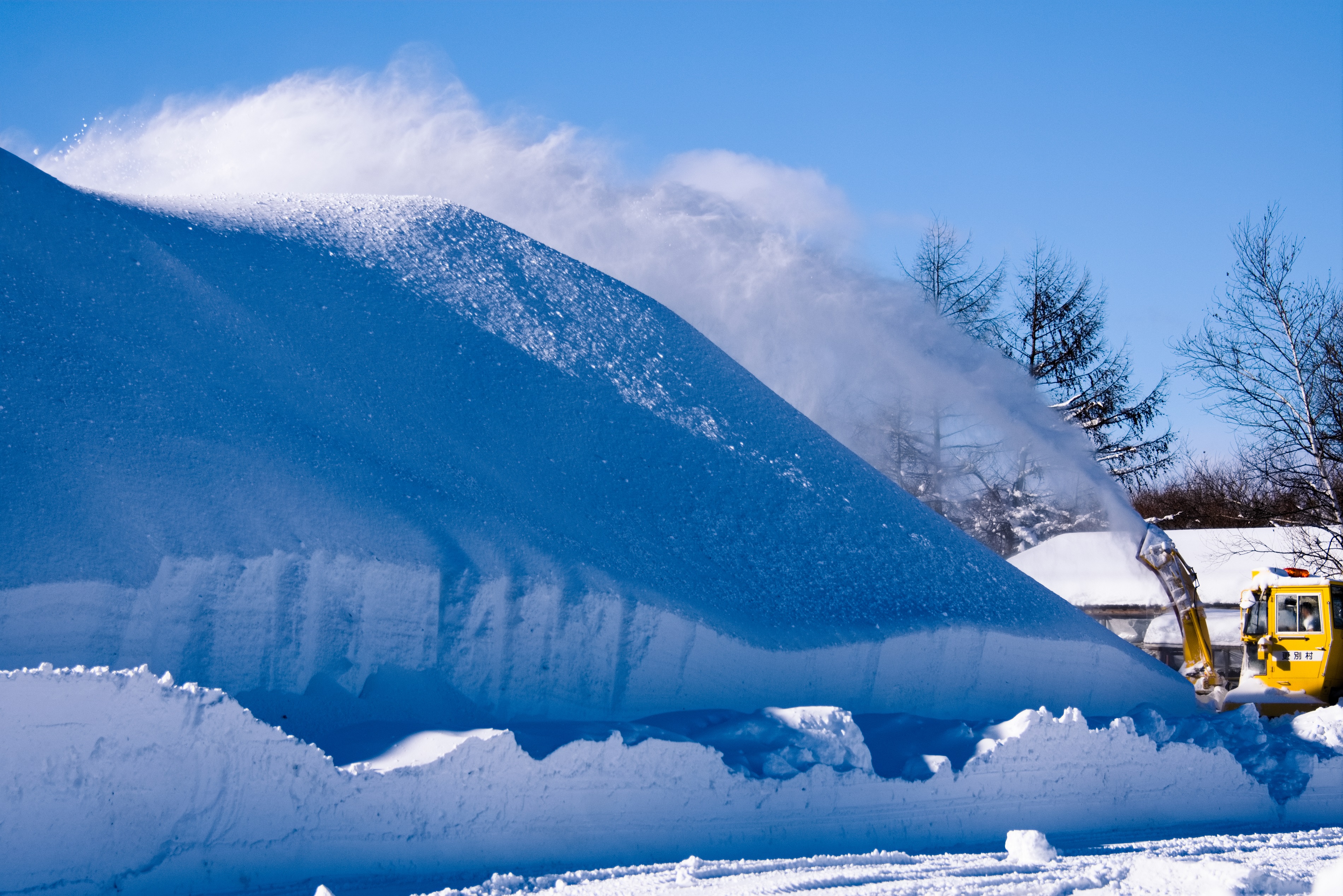 豪快な雪山作り