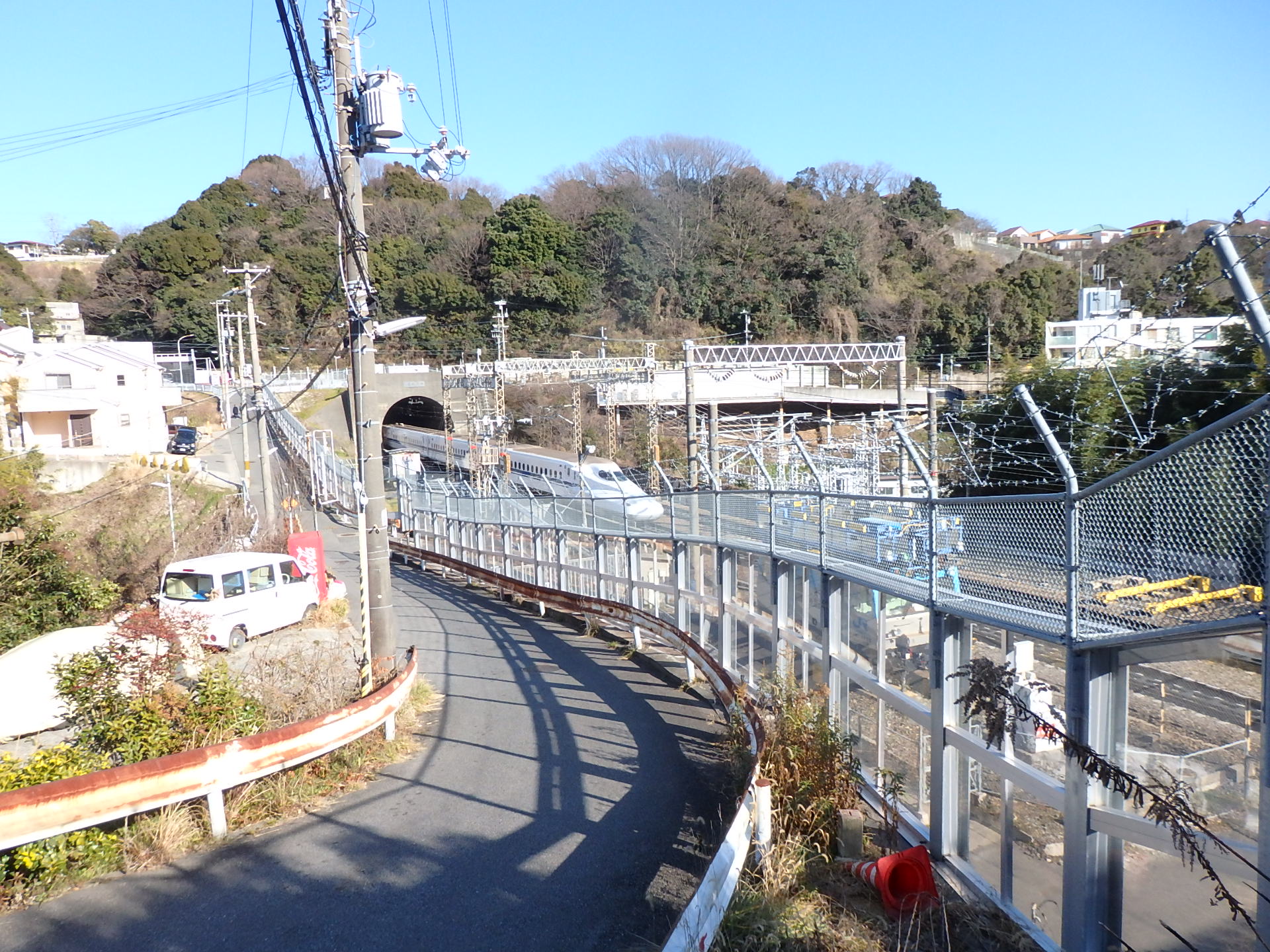 神戸トンネル入口西側、神戸トンネル・須磨トンネル間、長いトンネルの隙間、上りN700系通過