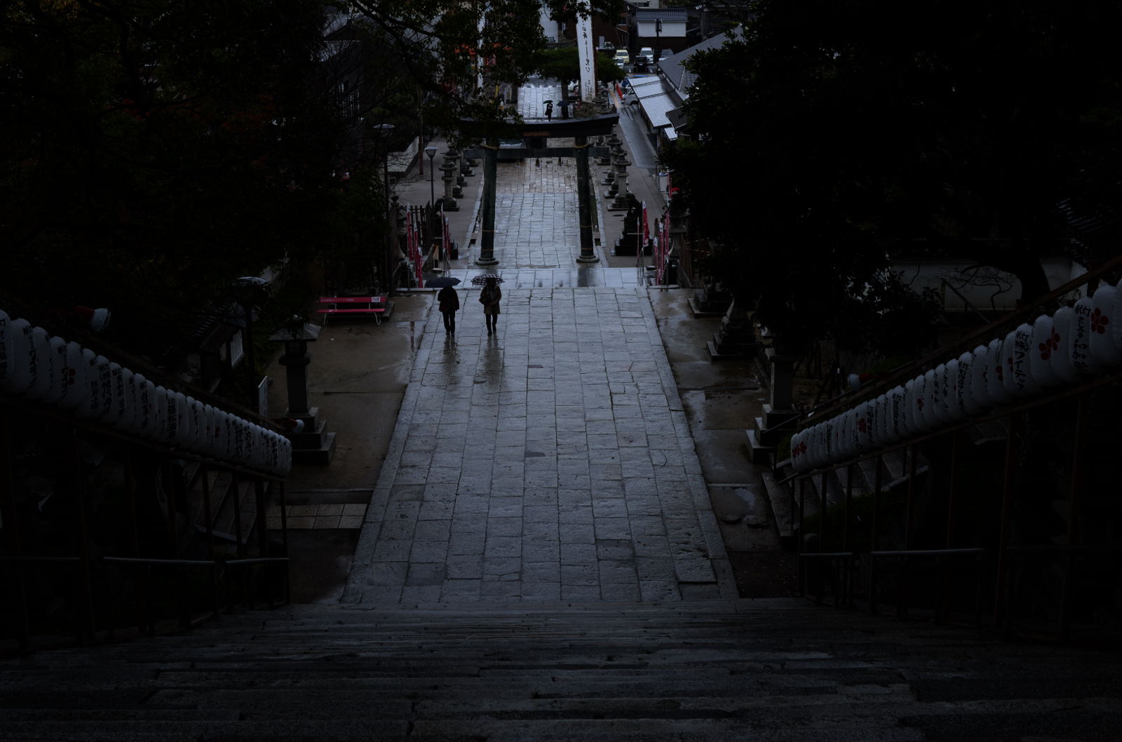 雨の参道