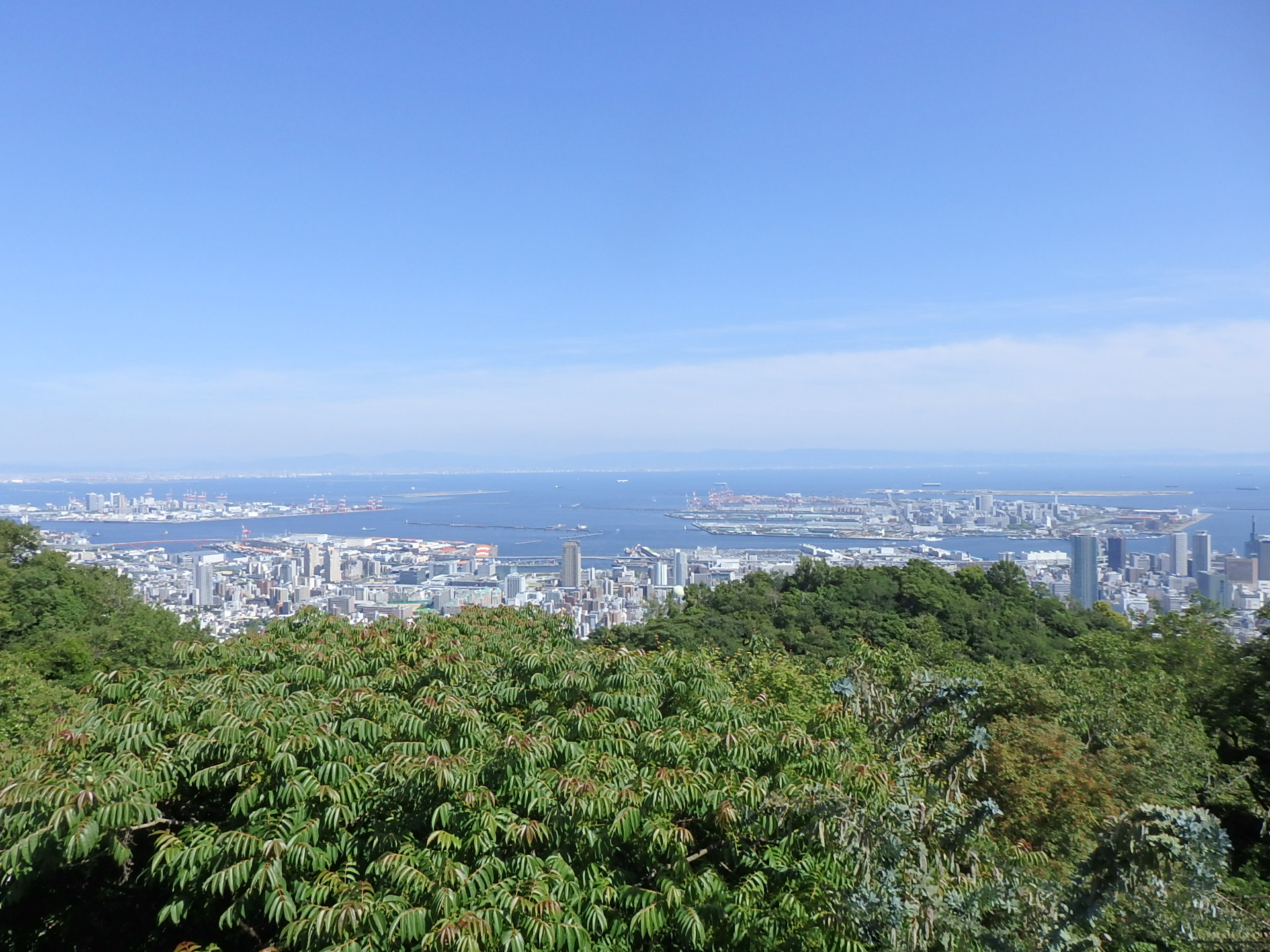 神戸と大阪湾・初夏の晴天の下で
