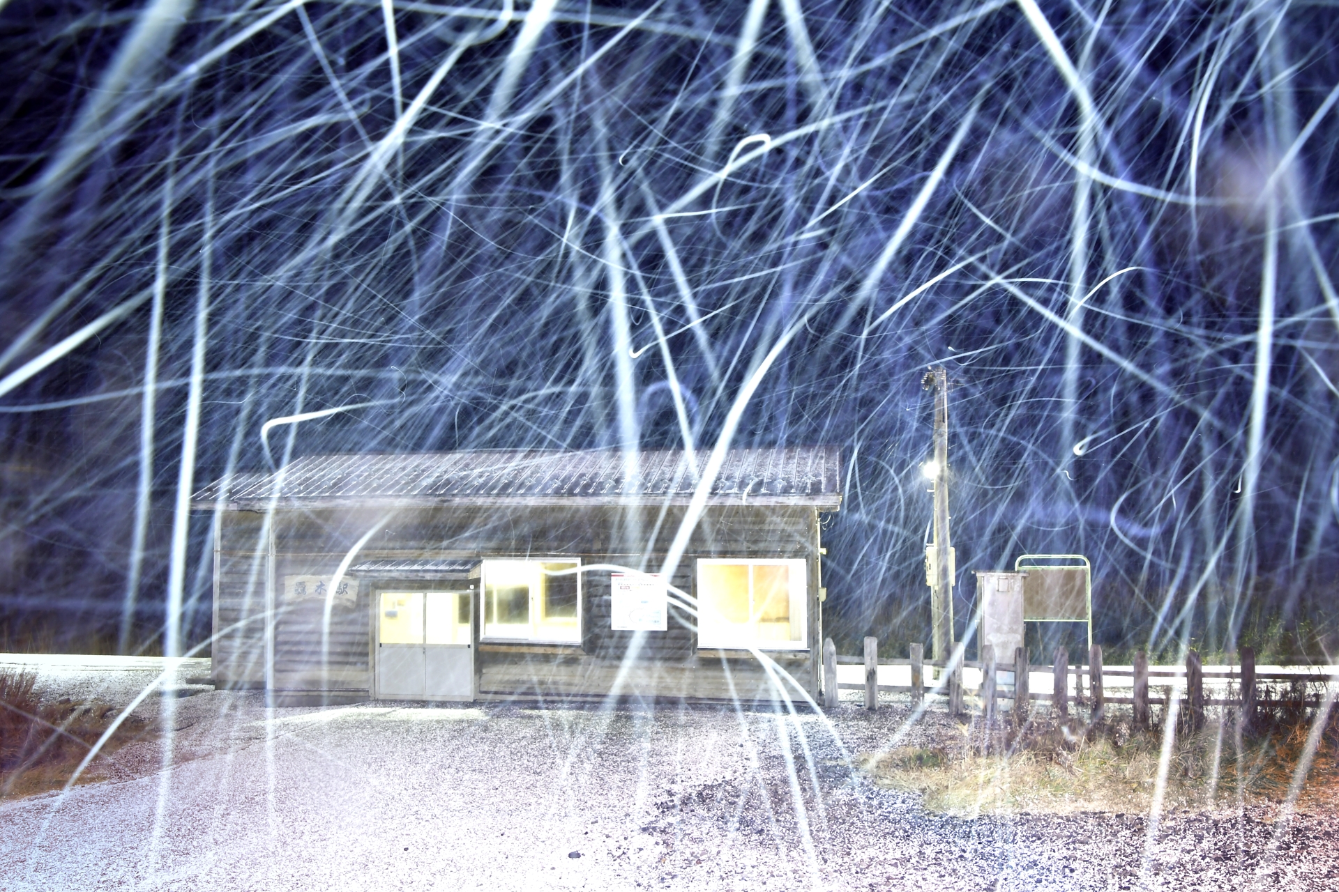 雪が乱舞する無人駅
