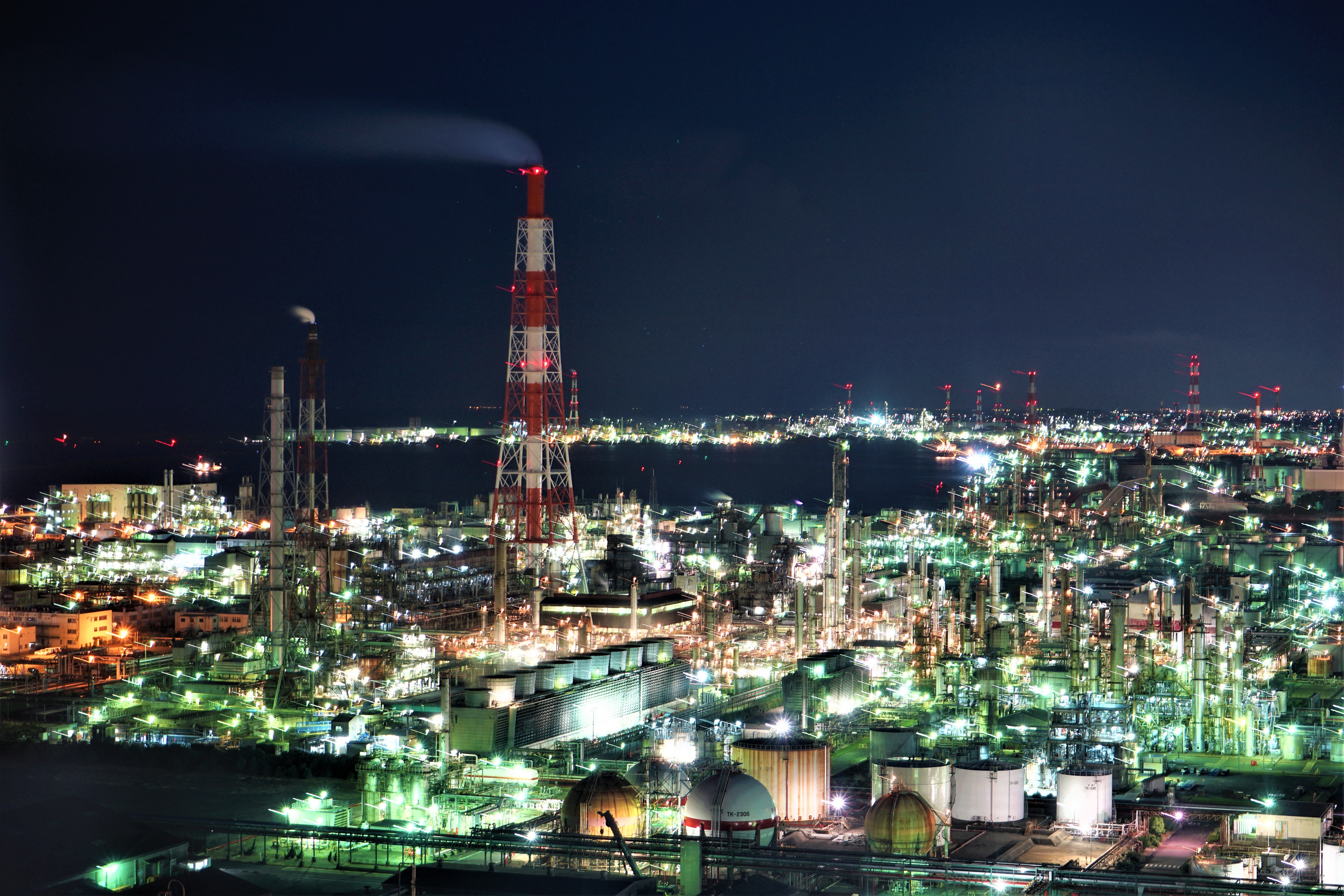 煌めく工場夜景