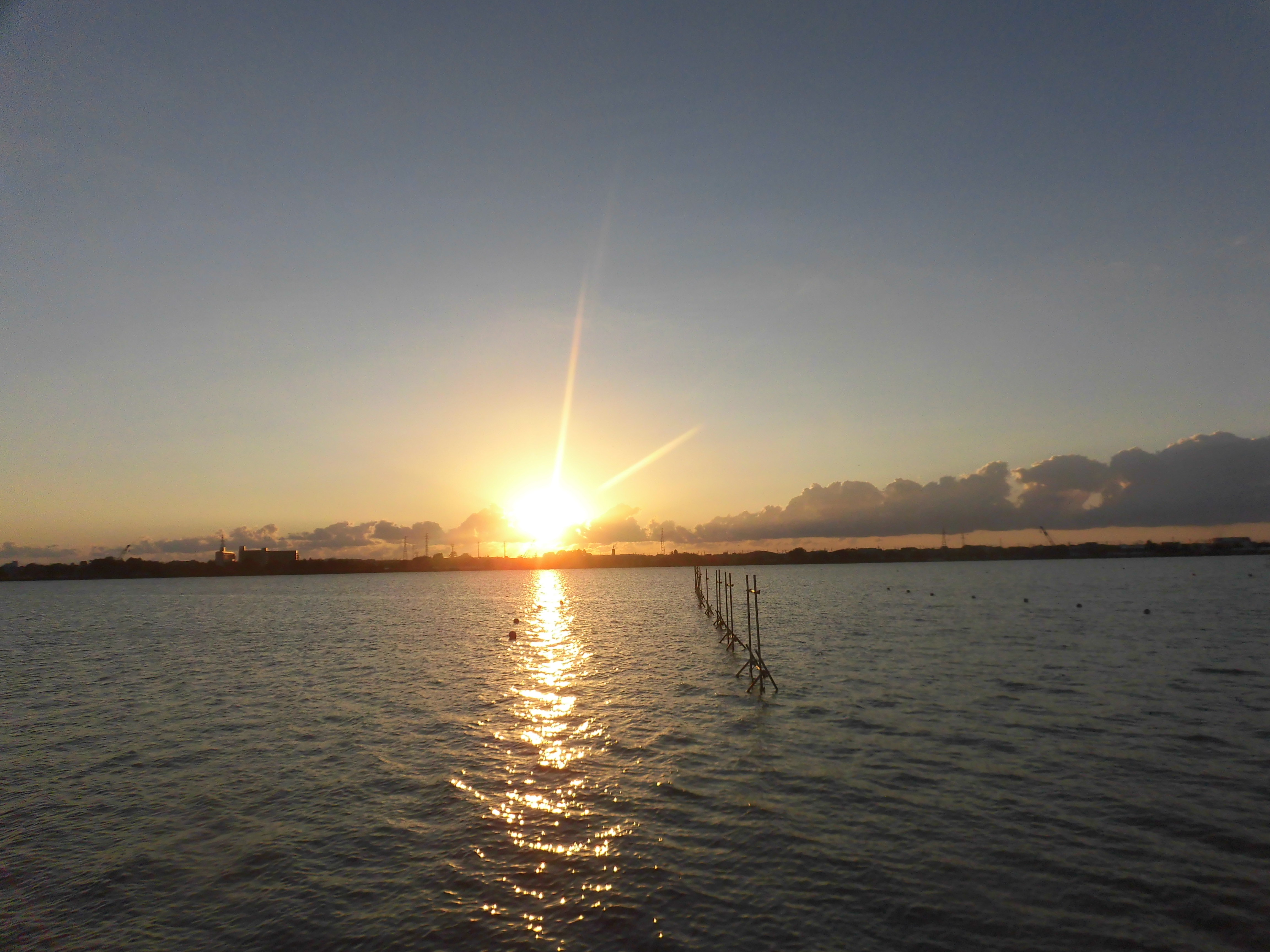 湖に映る夕日