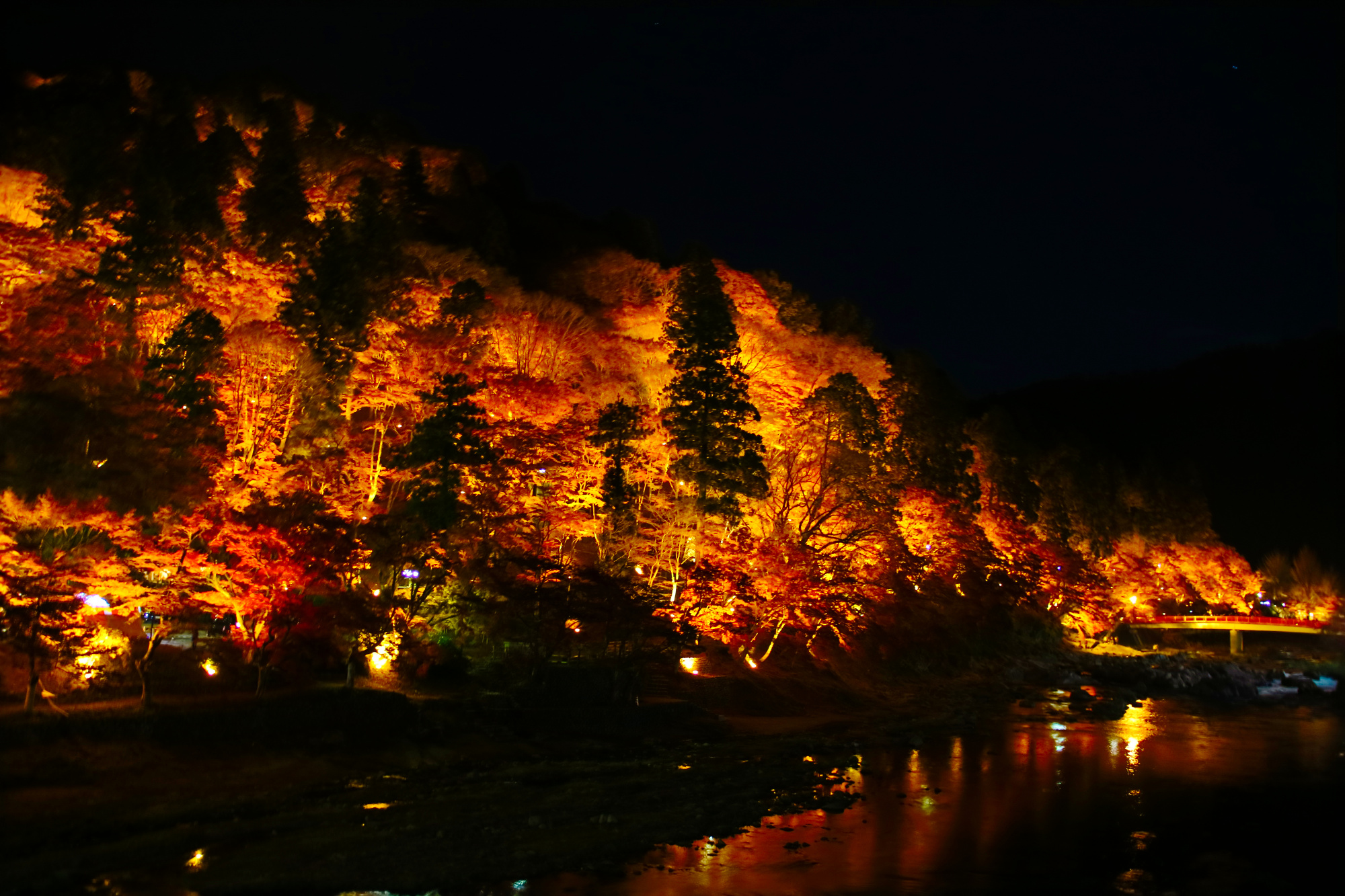 燃え立つ山 2017