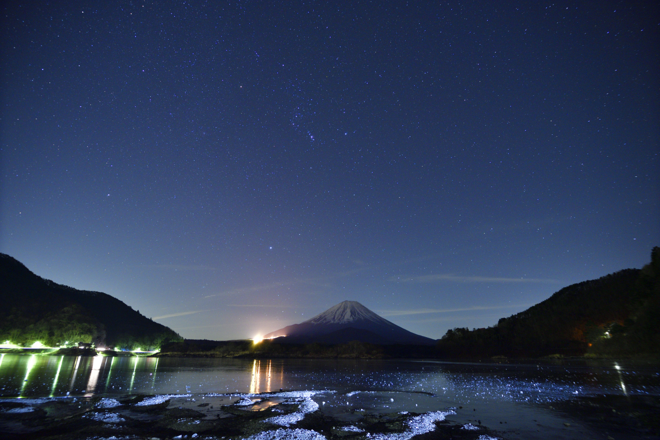 冬の大三角形と凍てつく精進湖と富士山と
