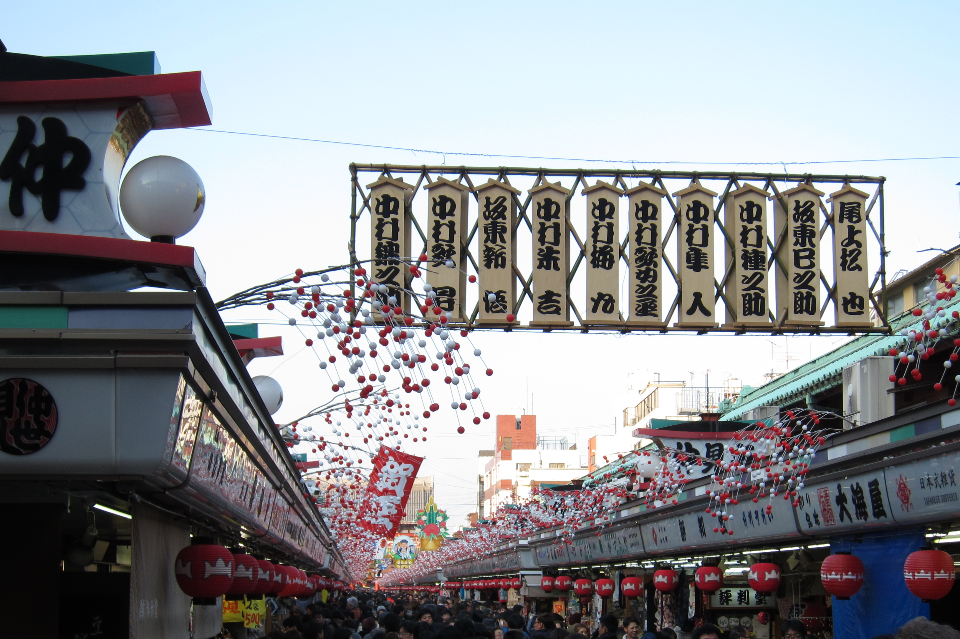 賑わう小路