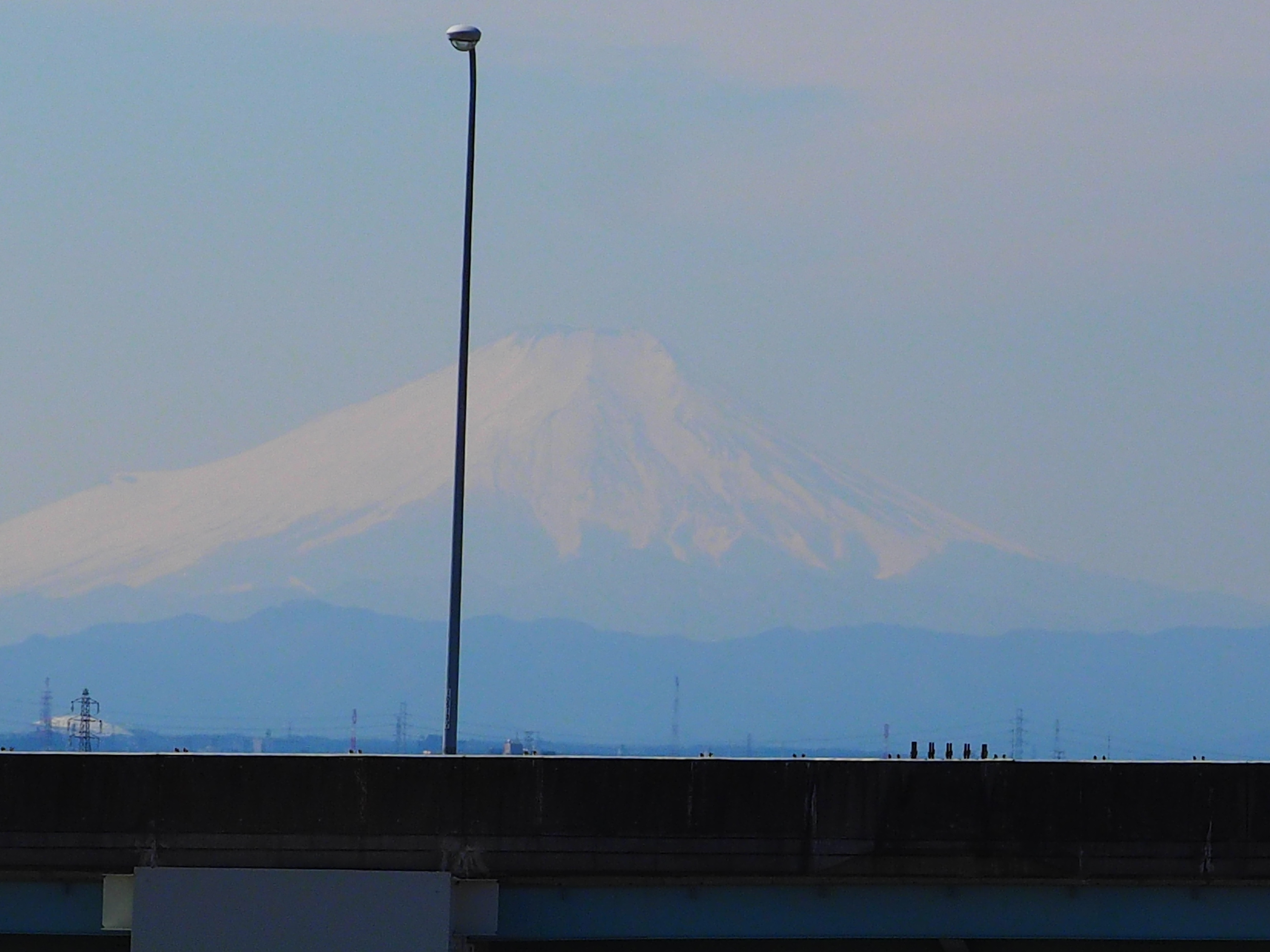 春霞の中の富士山