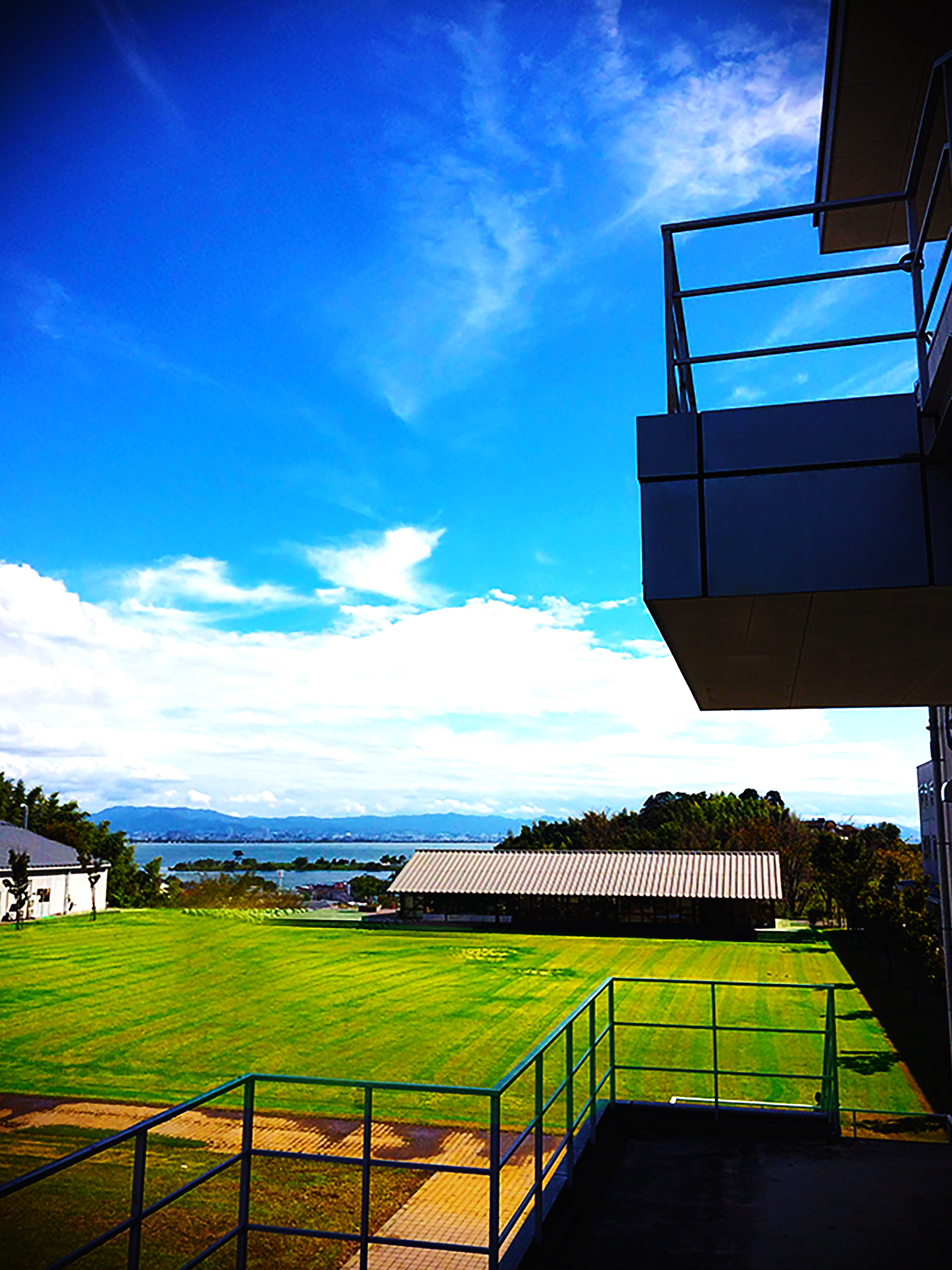 青空と雲と緑の対比