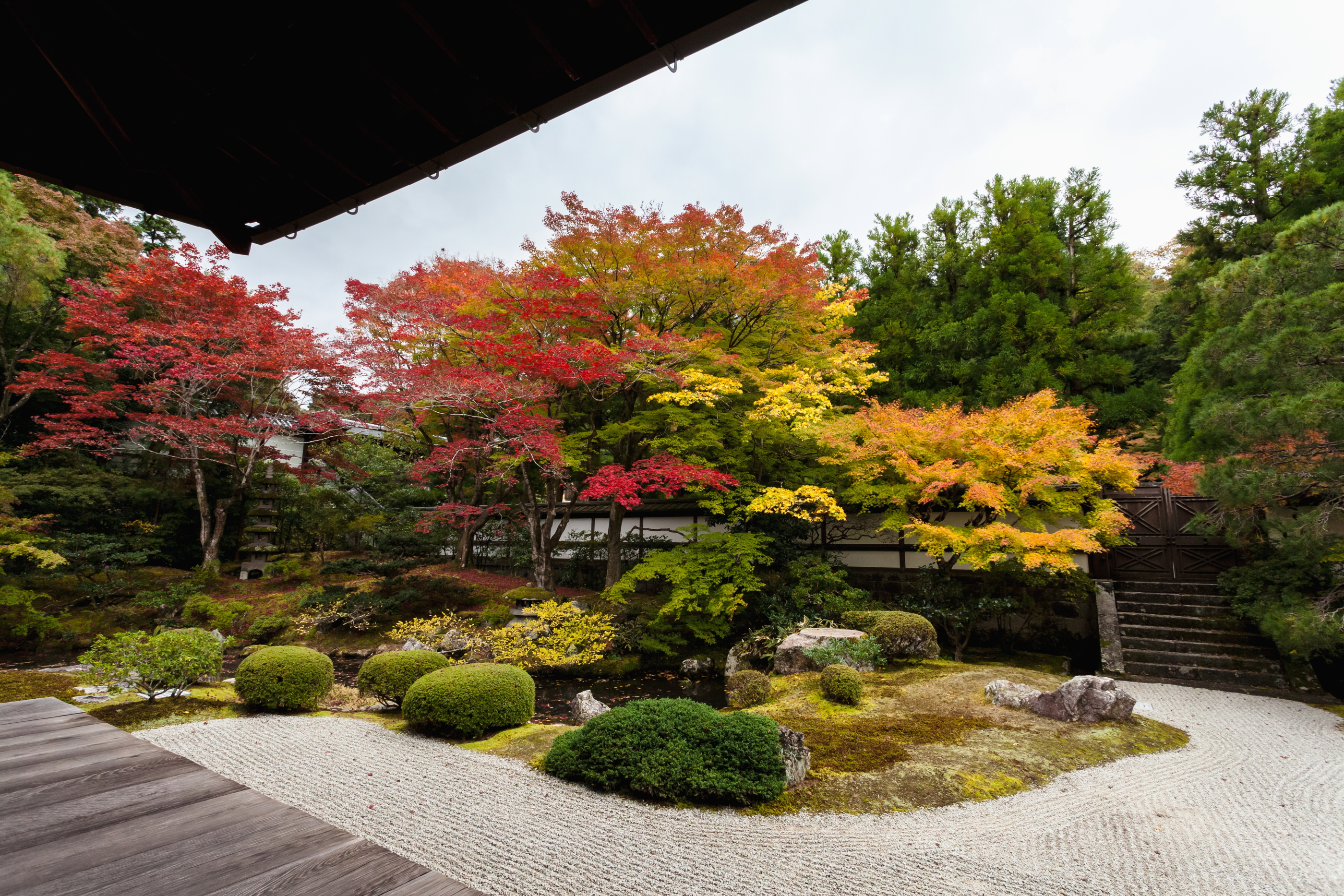 御座所庭園にて…