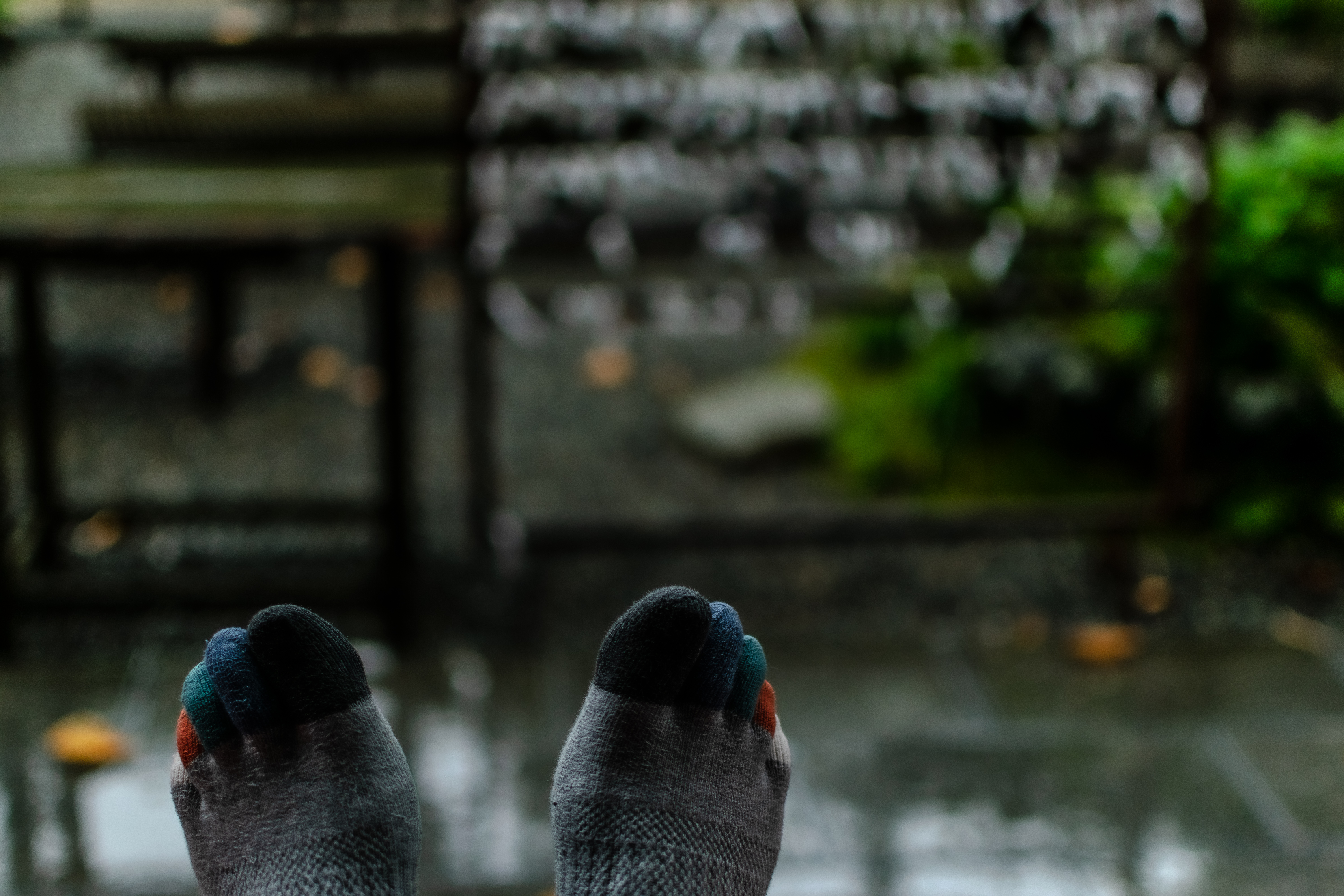 おみくじで雨宿り