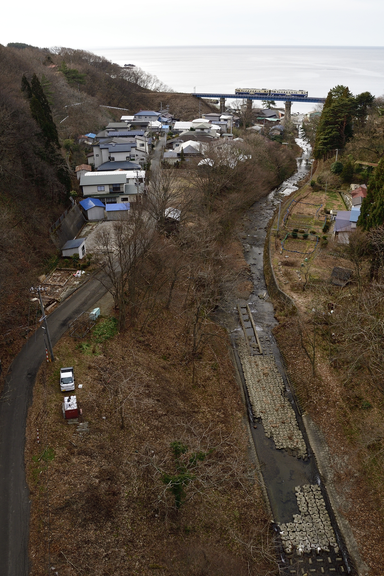 五能線第二小入川橋梁を望む