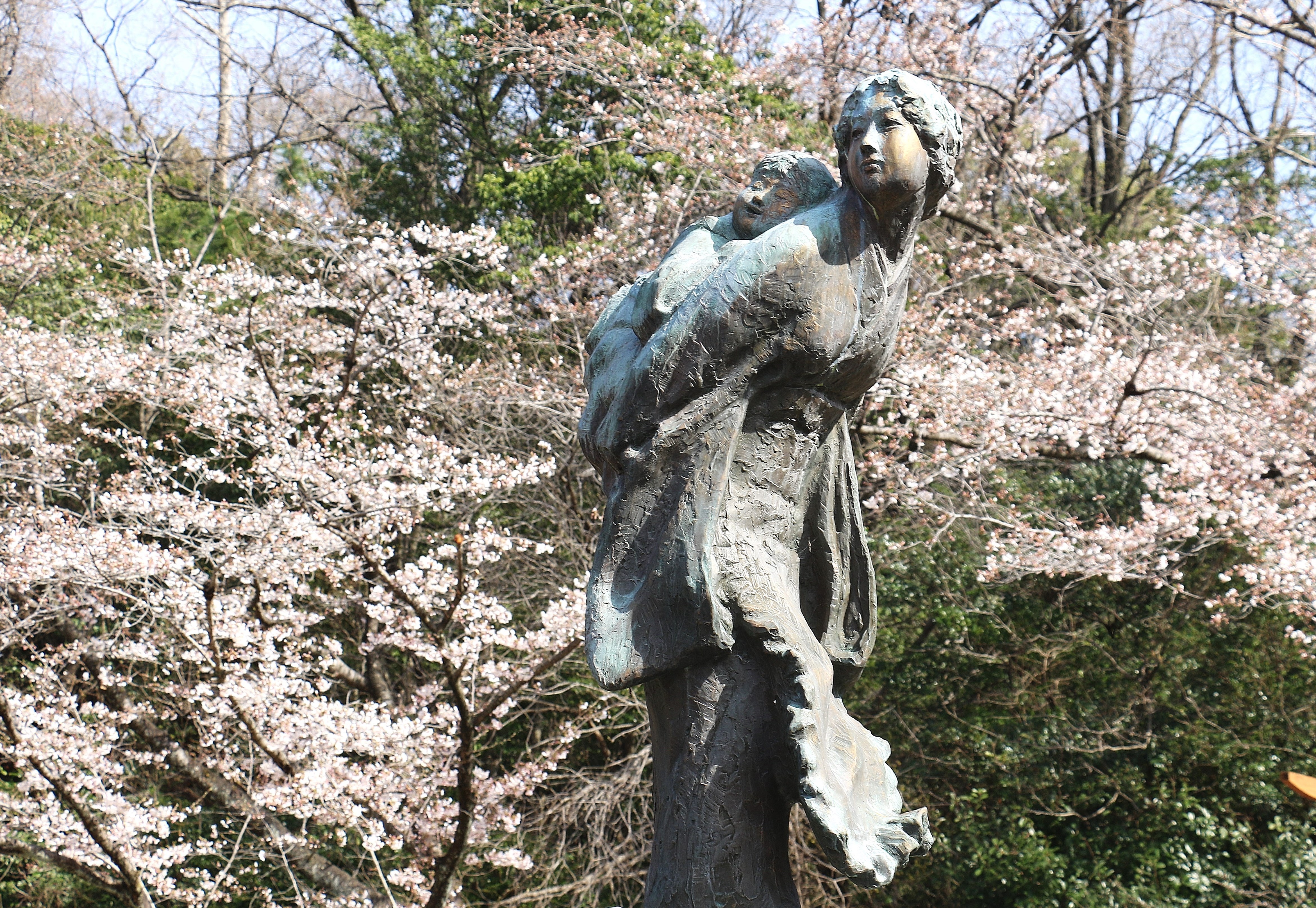 若き母の像に 桜が似合う