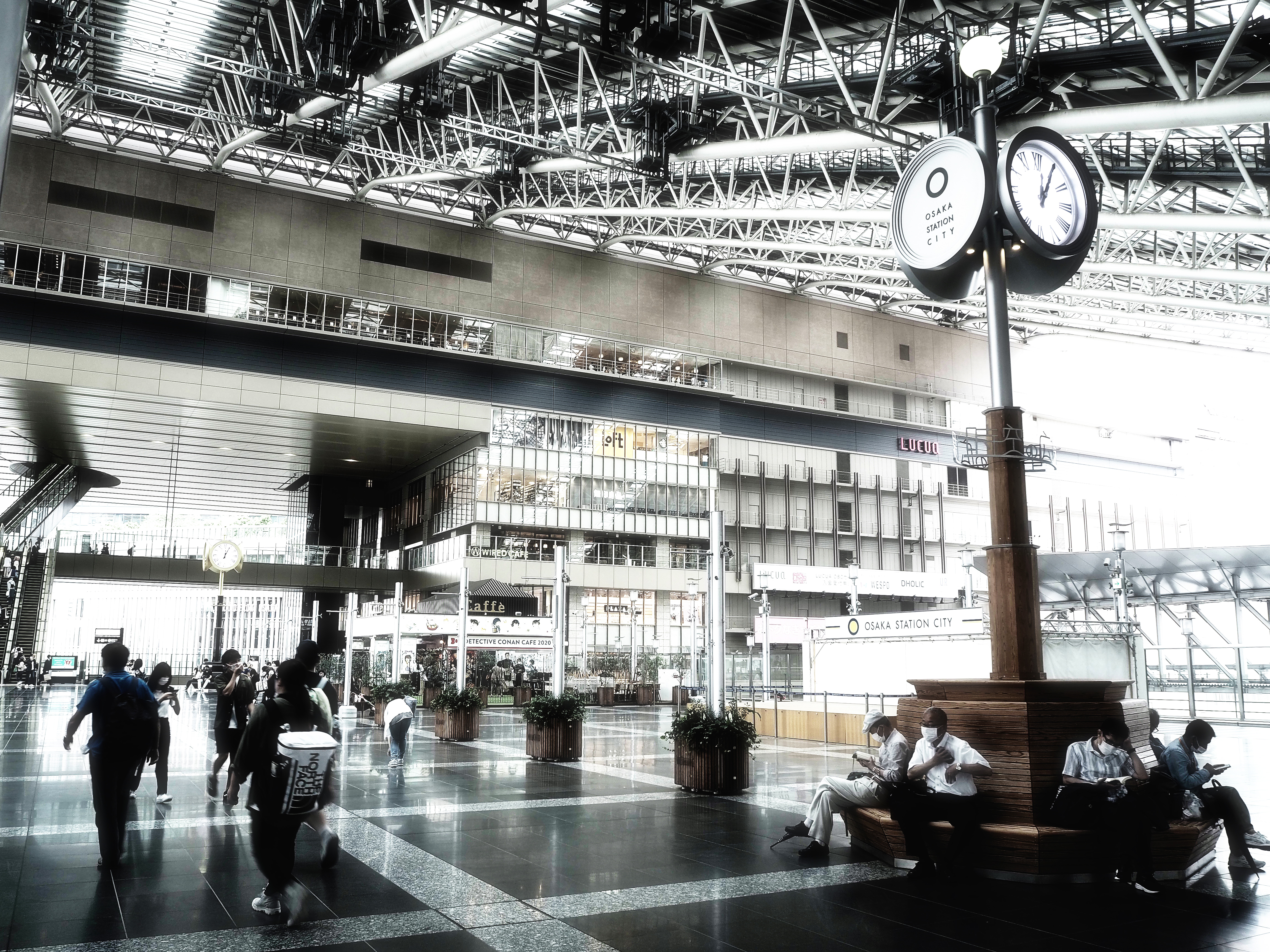 時空の広場に差し込む光に。