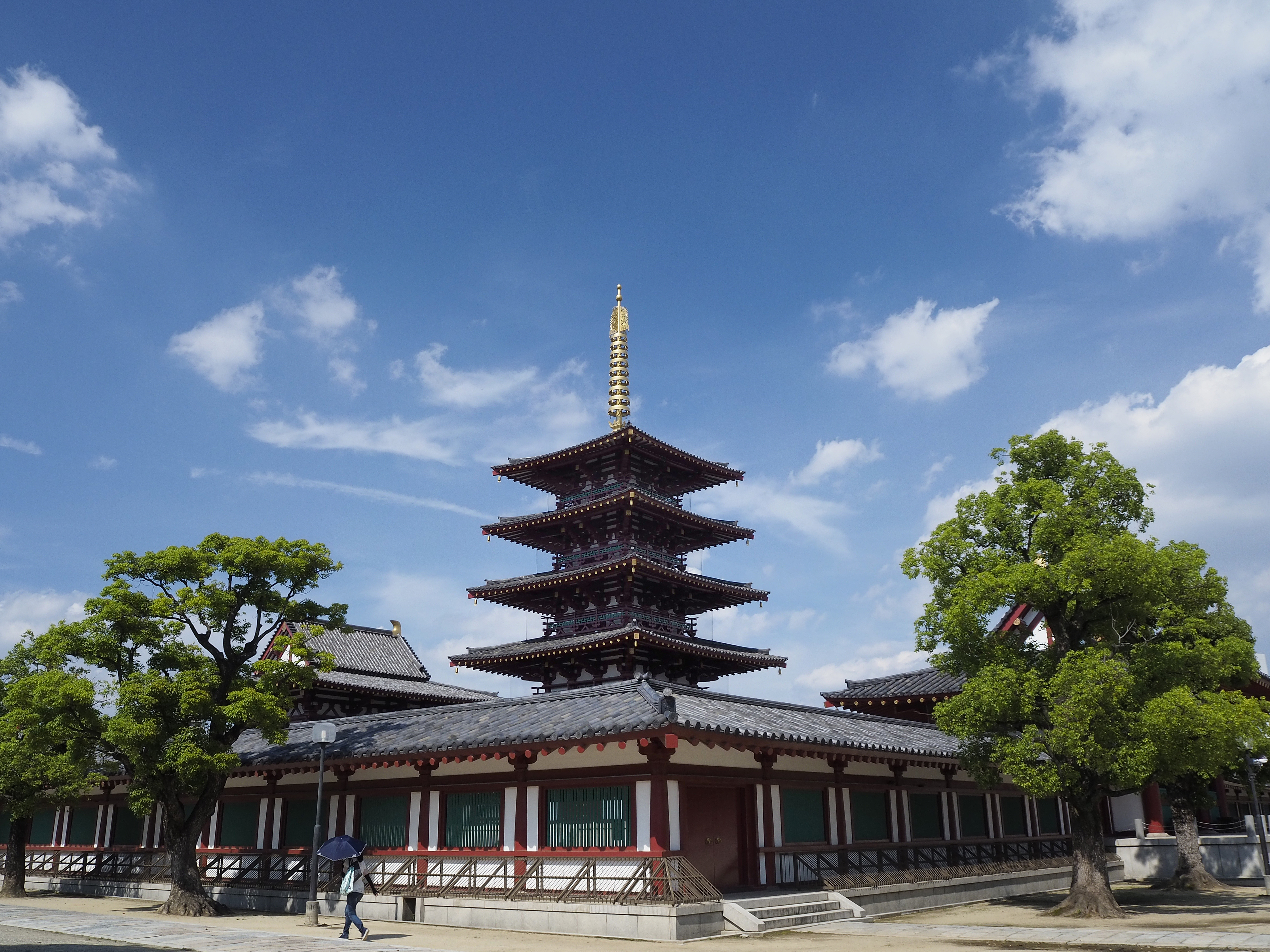 梅雨明けの晴れ間と四天王寺の五重塔。