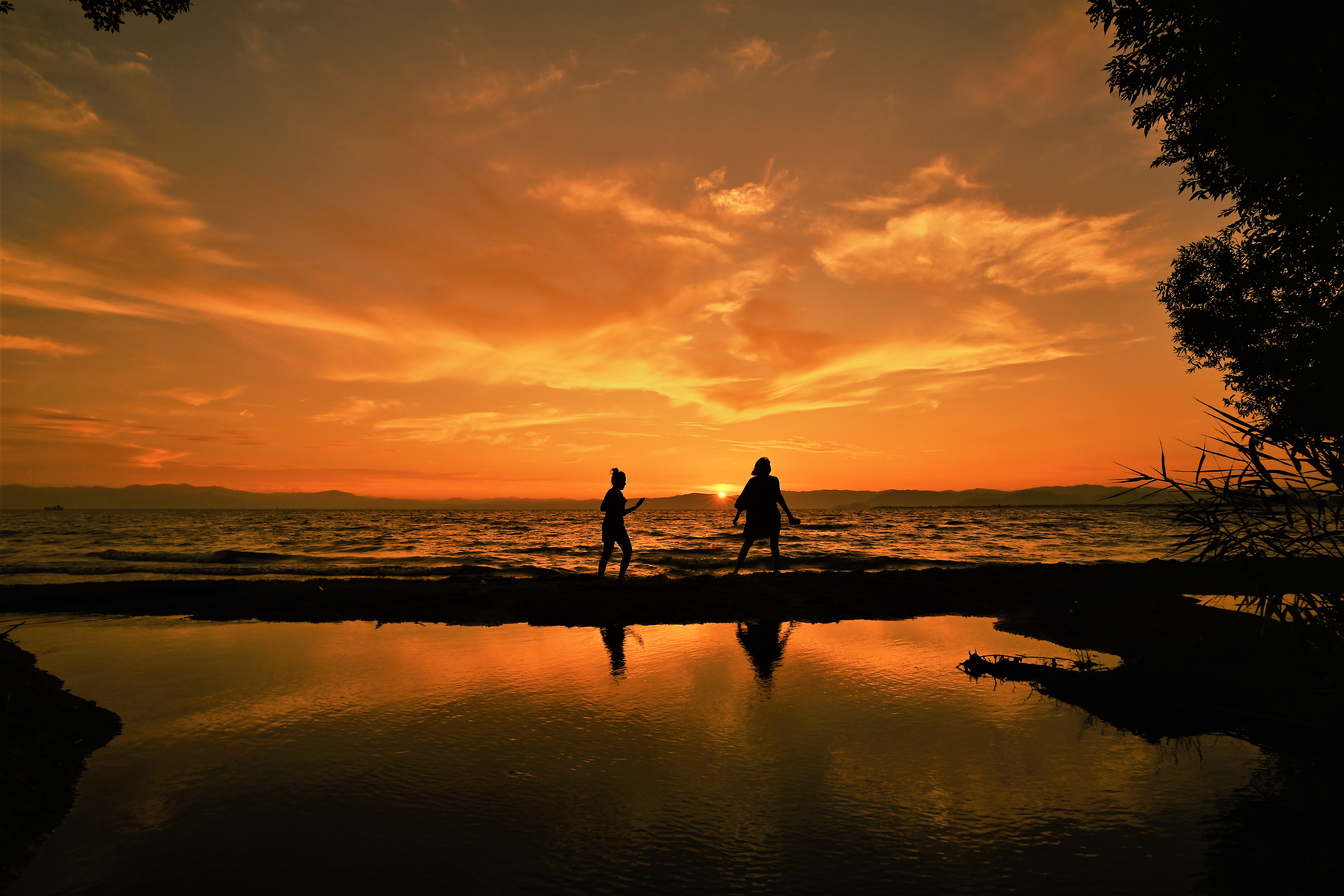 ダイナミックな夕景の二人・・。