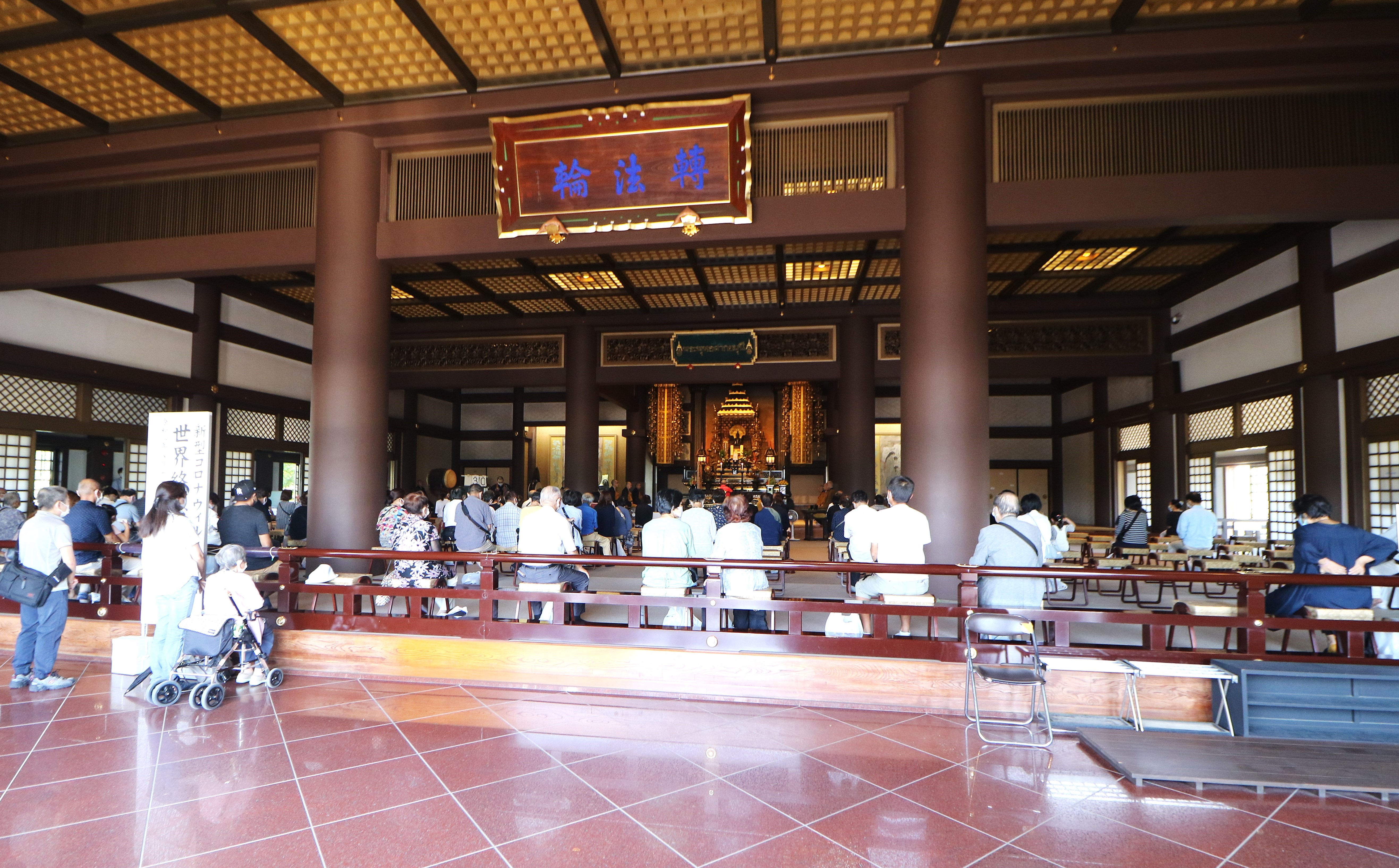 お彼岸の日泰寺本堂