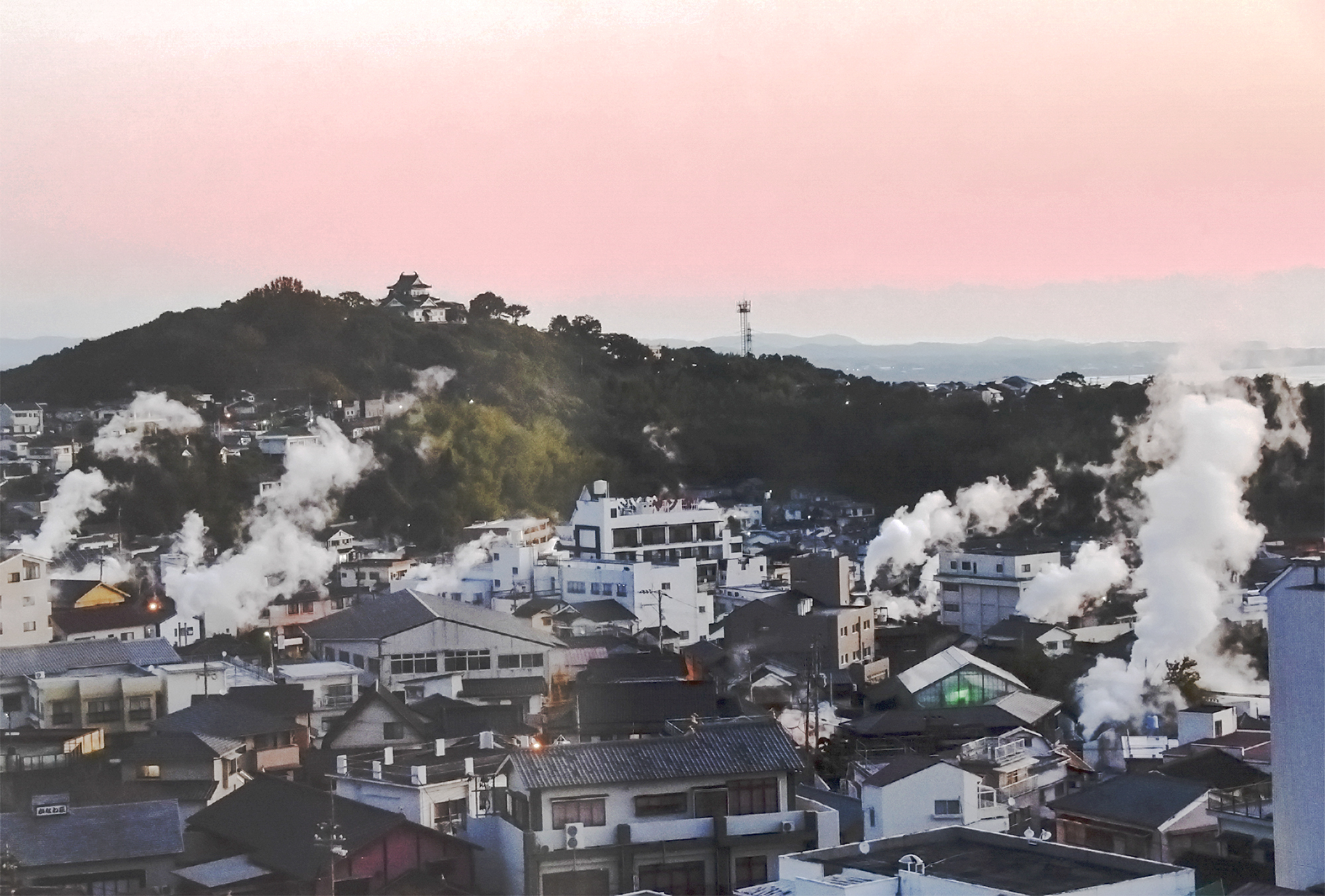 白白と夜が明ける湯けむりの街