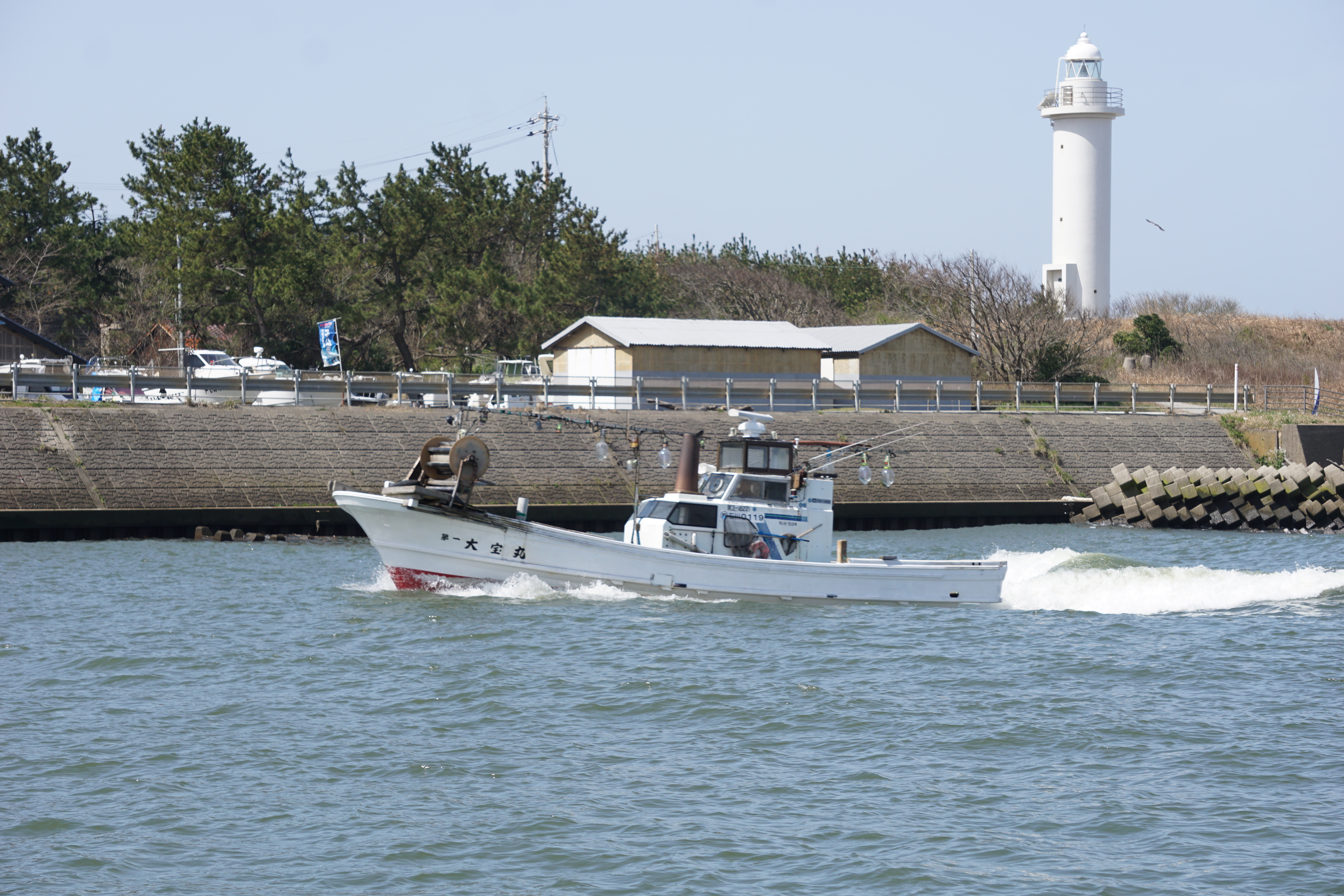 海から帰る漁船