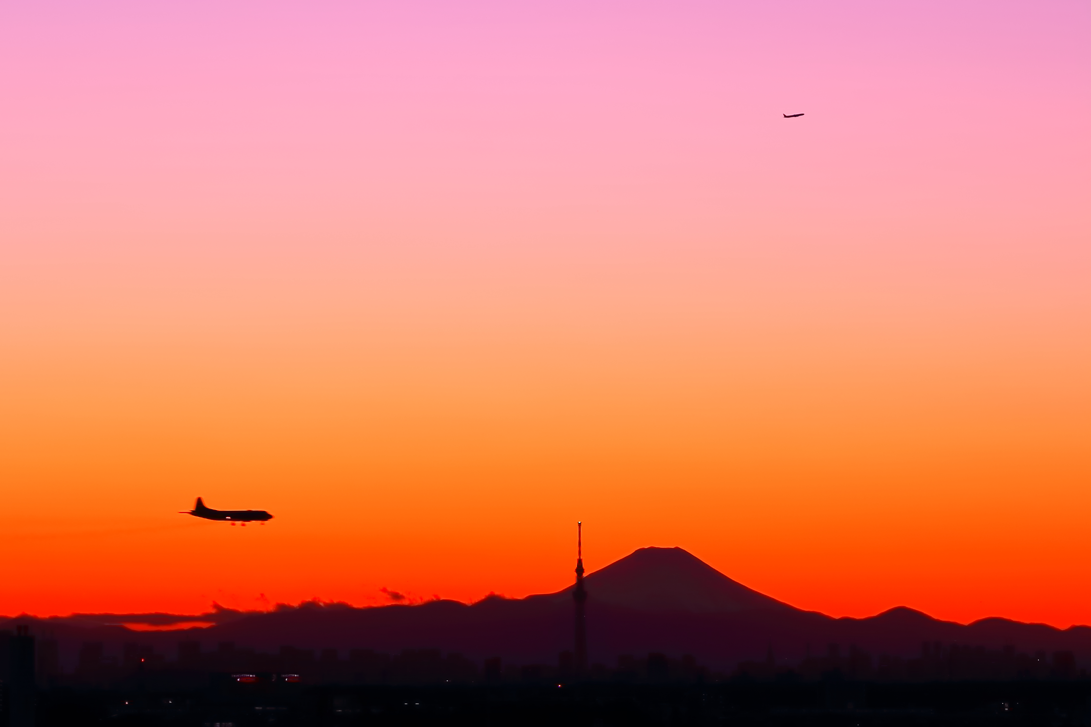 夕焼け空に飛ぶ