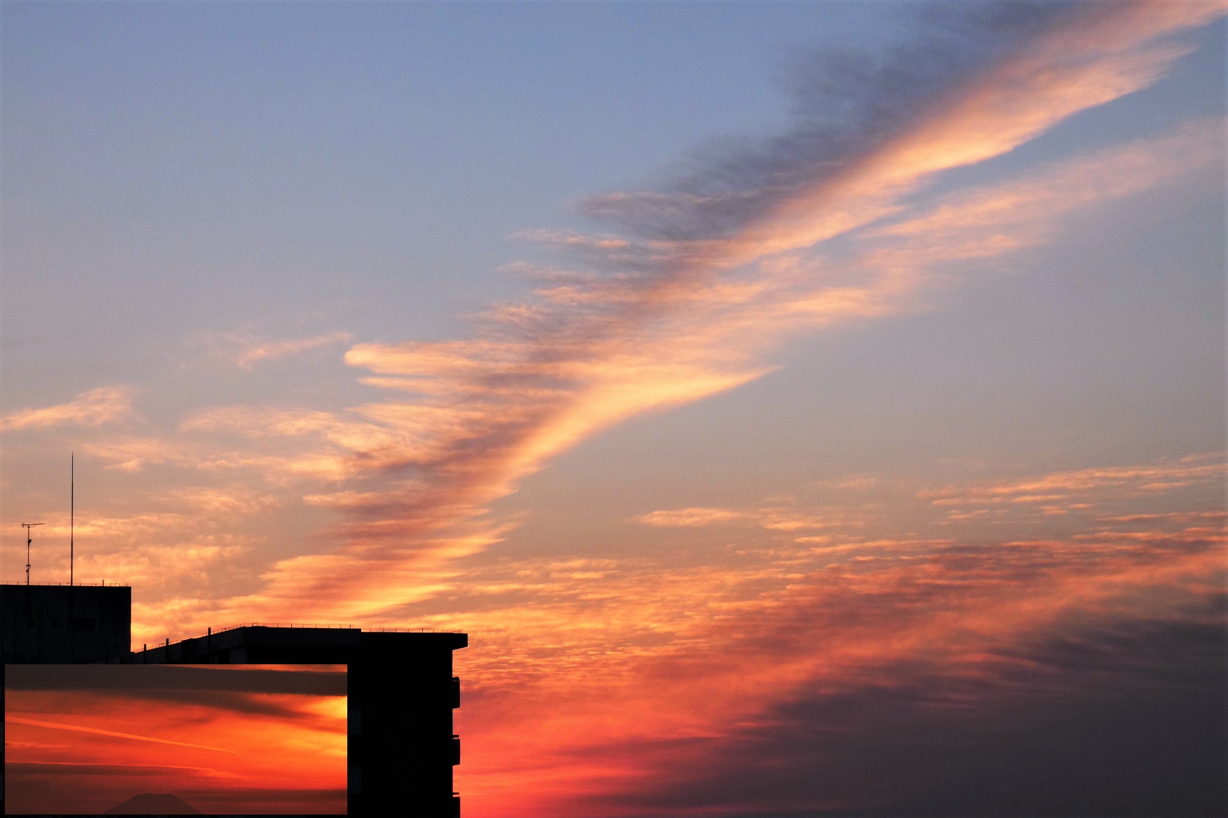 朝焼の飛行機雲