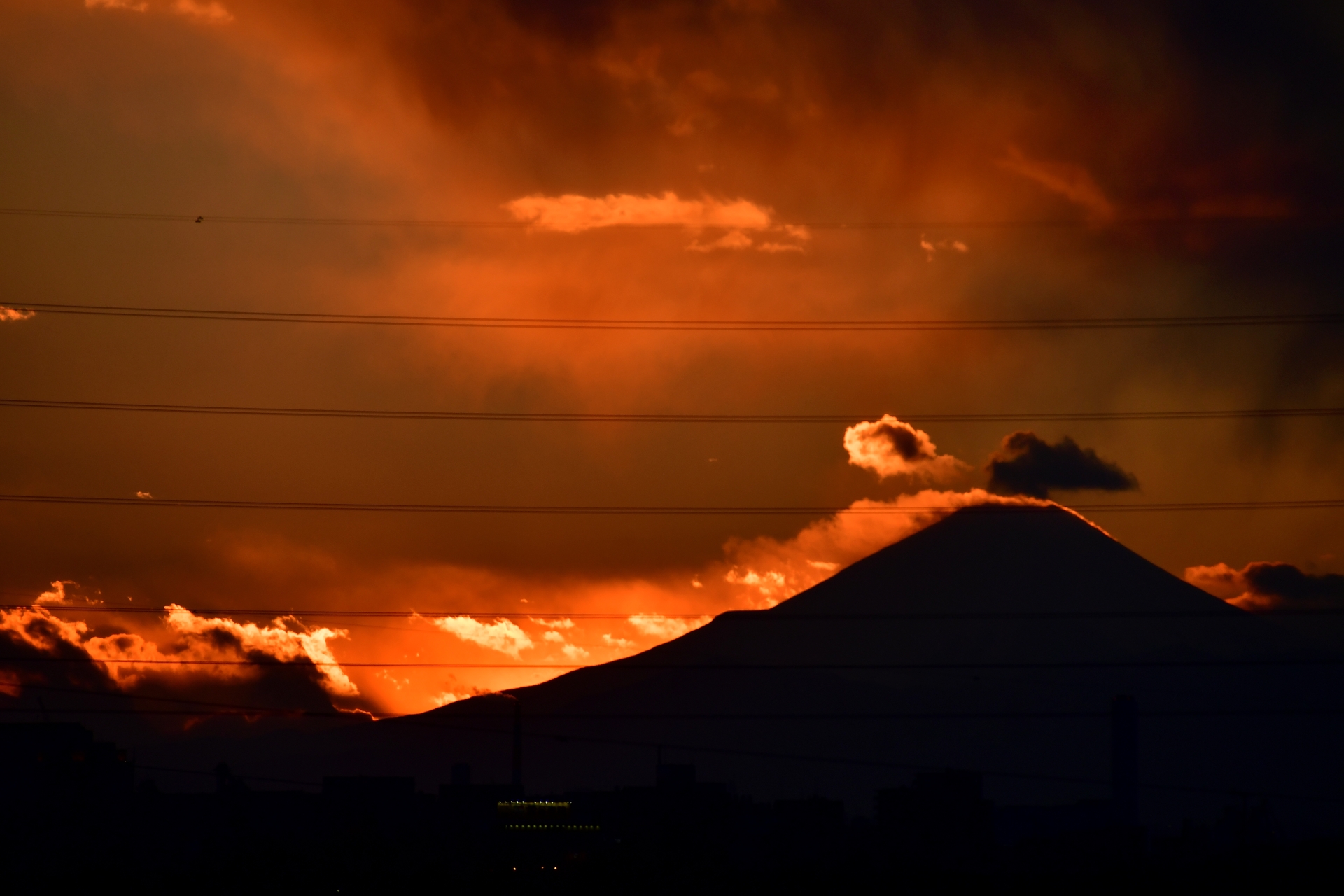 赤い夕景の富士山