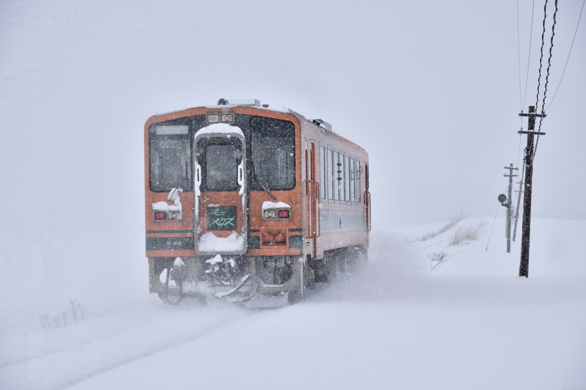 雪の津軽鉄道走れメロス号