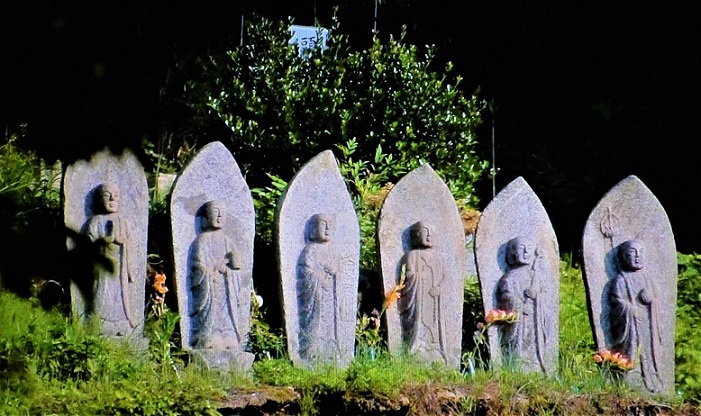 蔵馬寺石仏が出迎えてくれる
