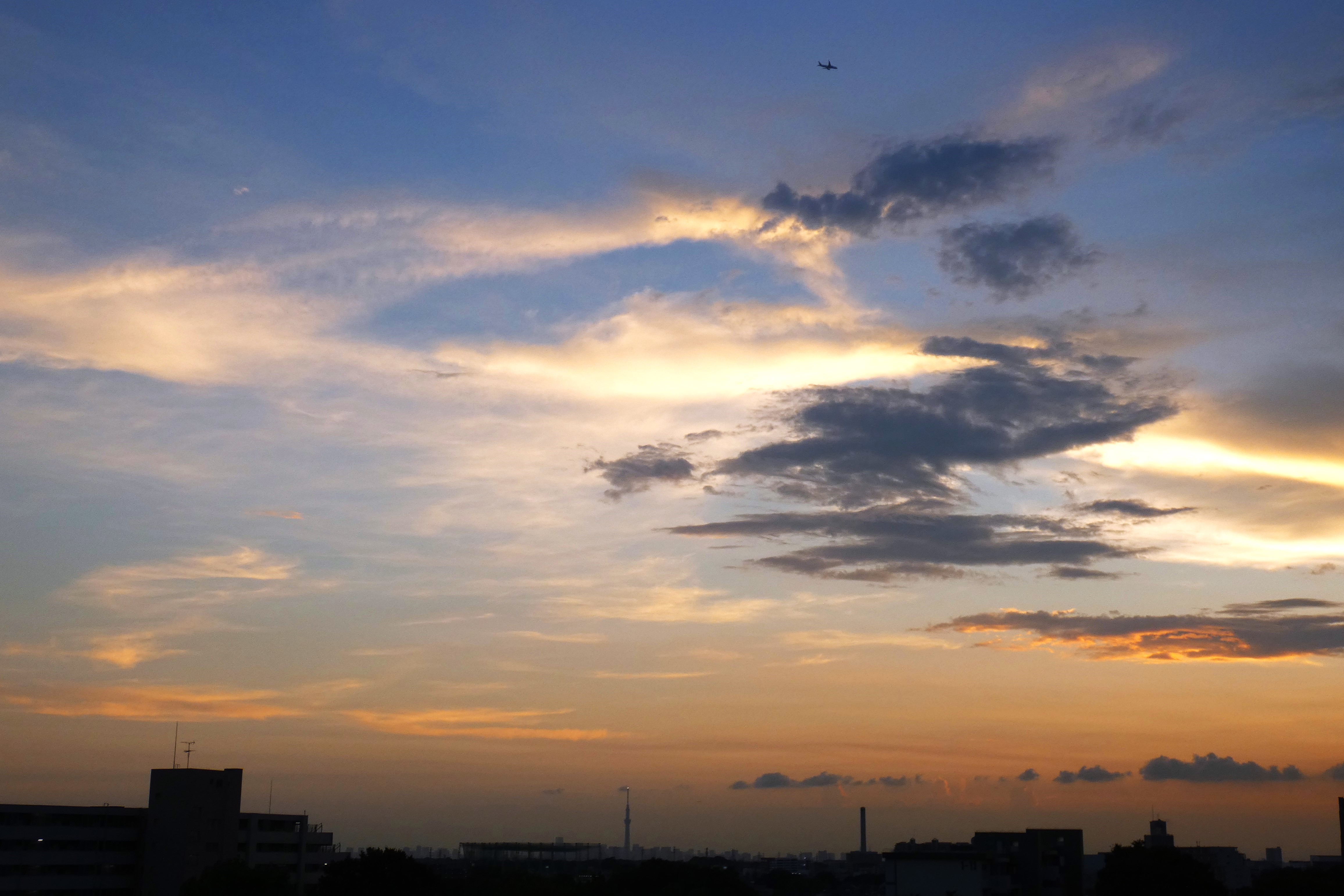 夕焼空を日航機