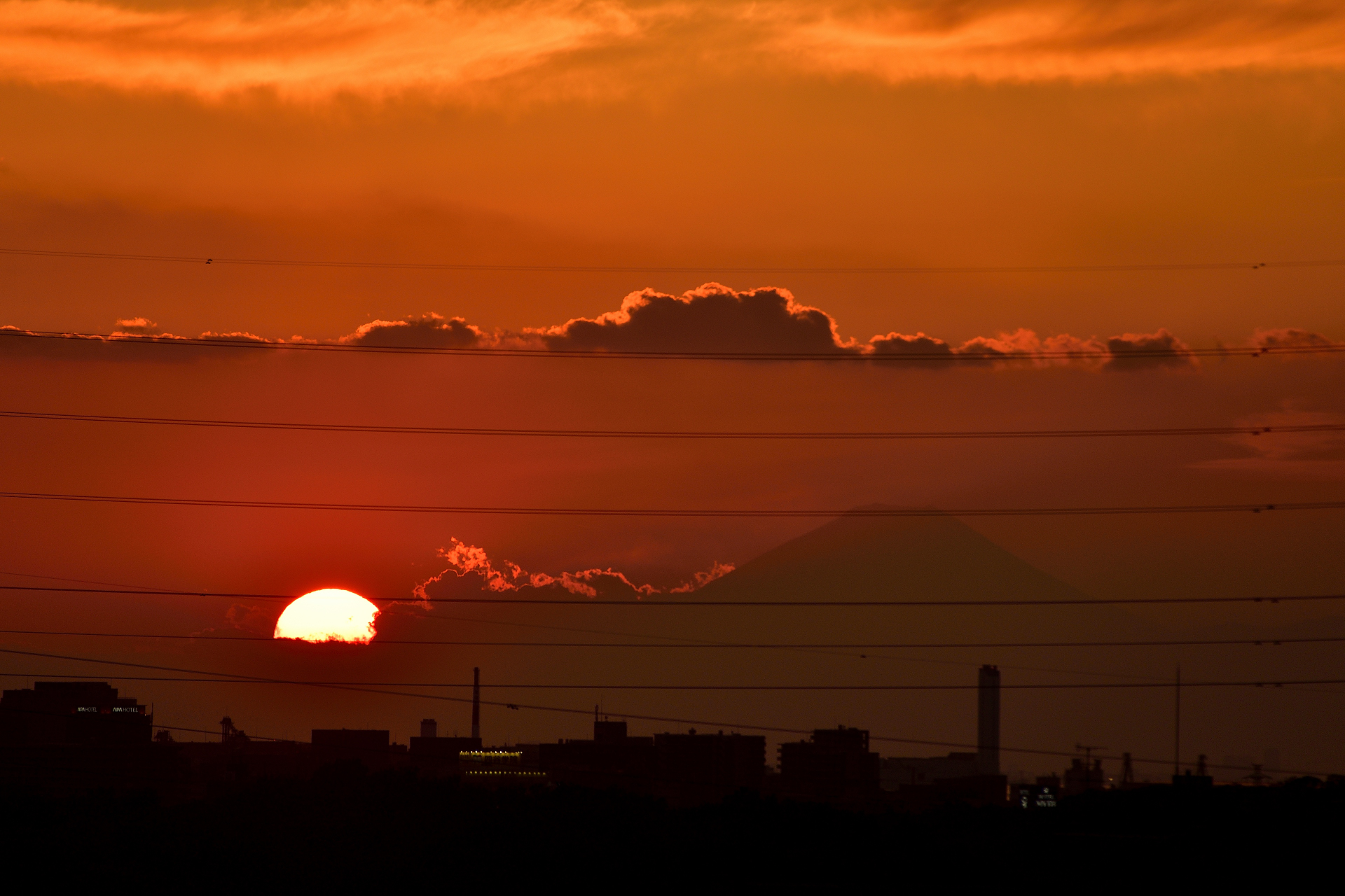 夕陽がきれいな季節になってきた