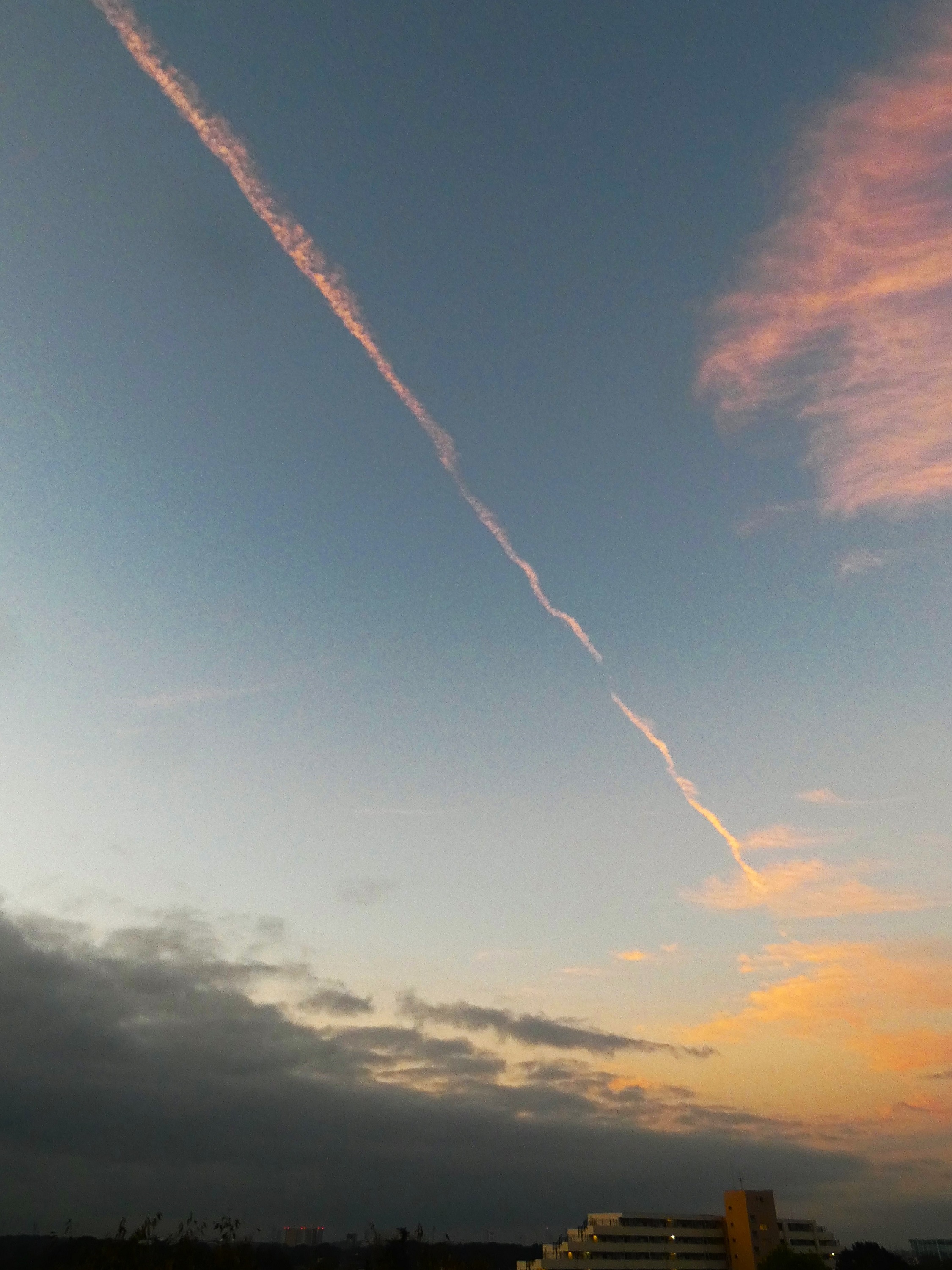 朝焼飛行機雲・縦