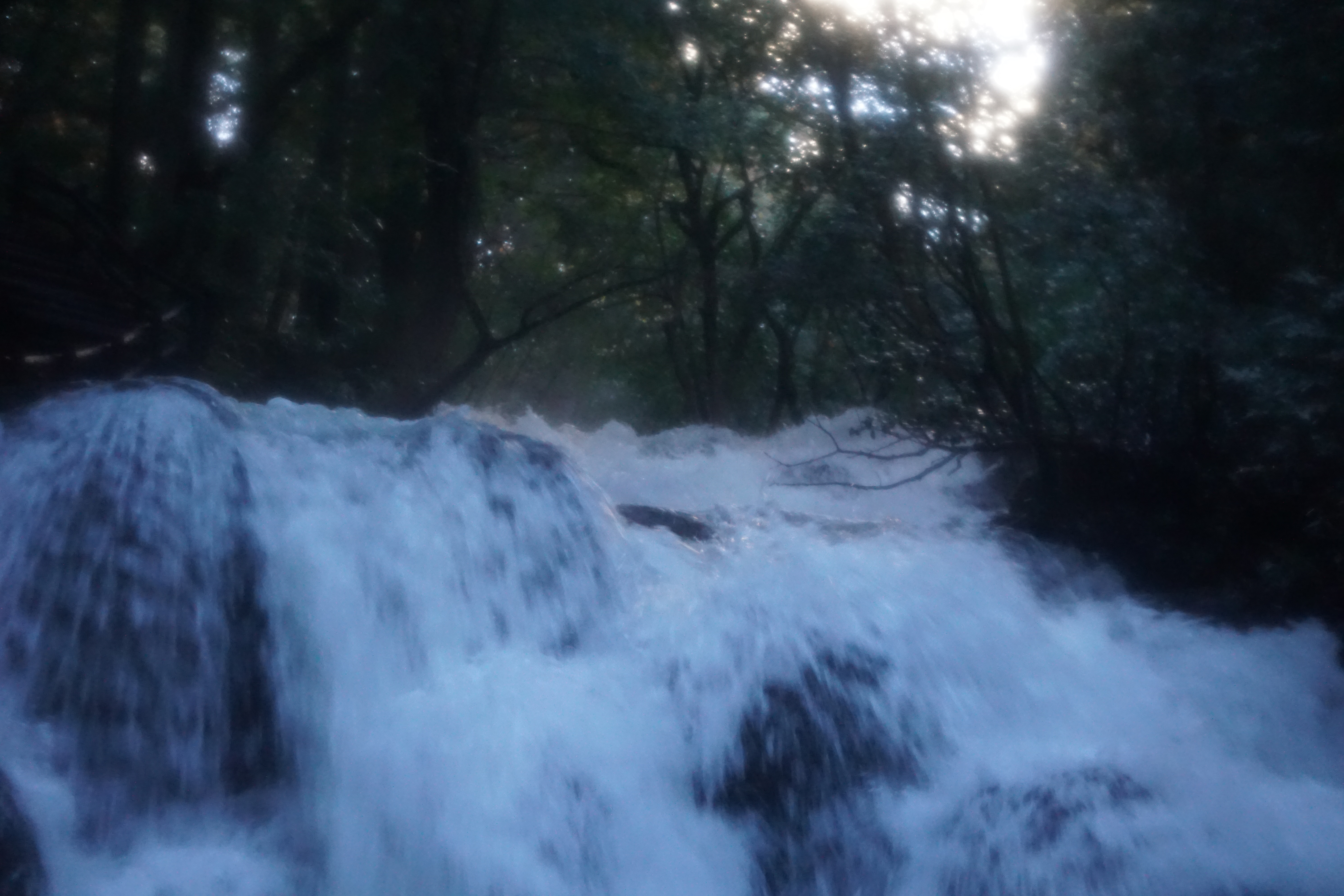 青い滝