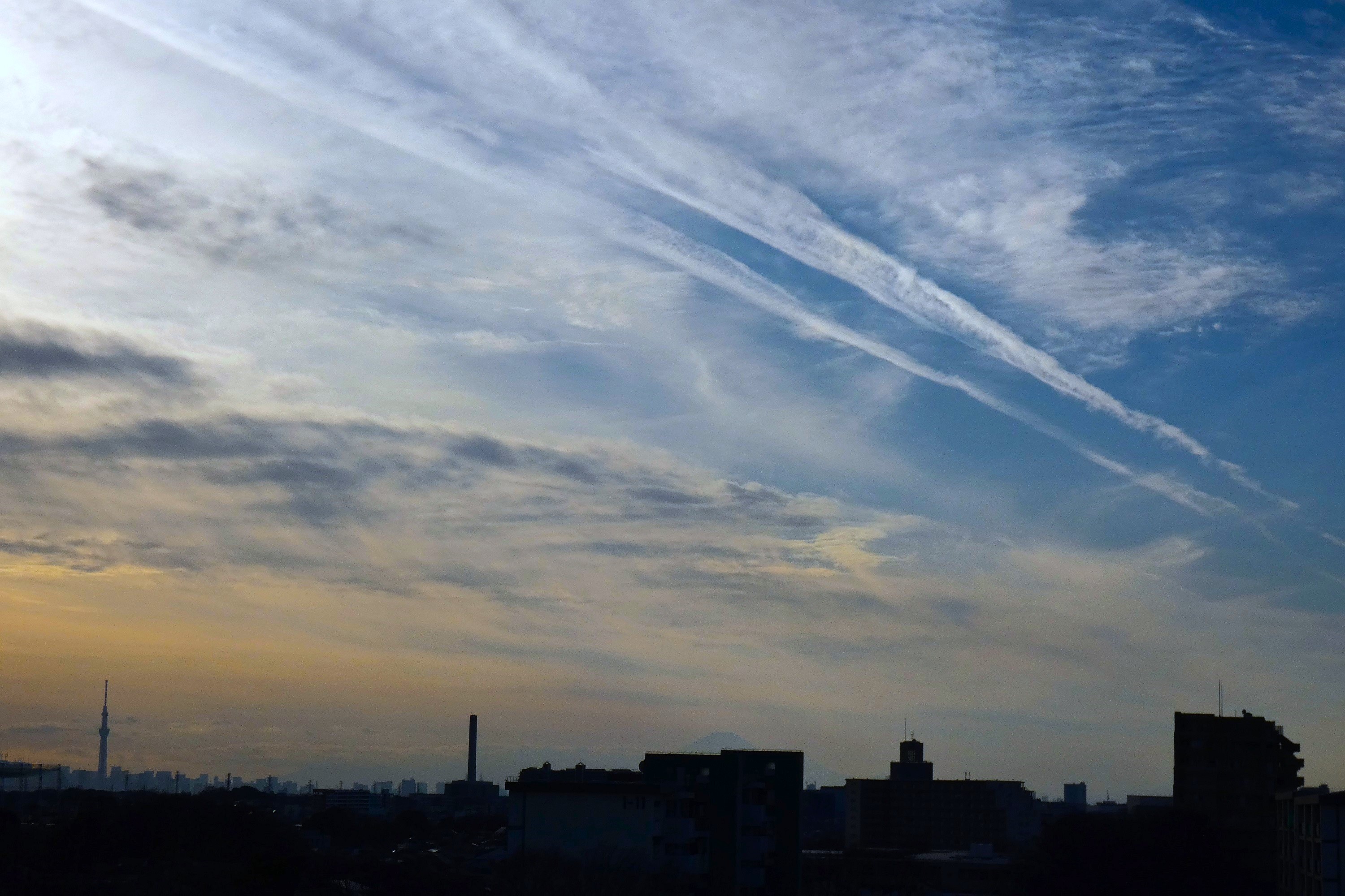 歳末に飛行機雲