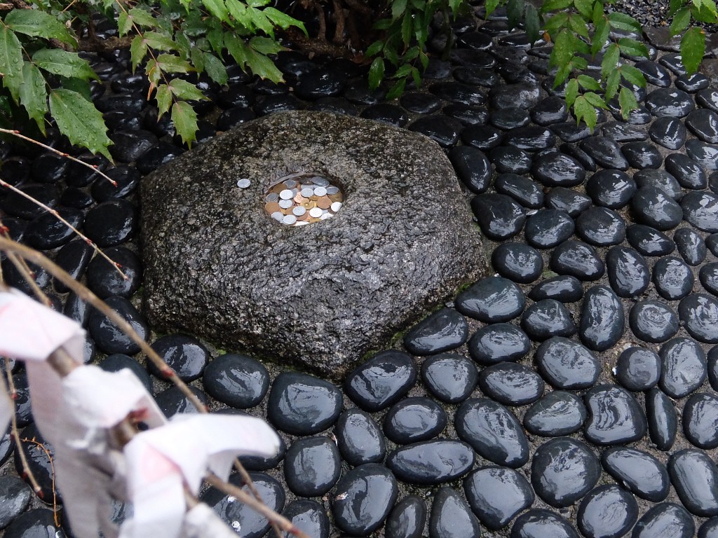 石に願いを