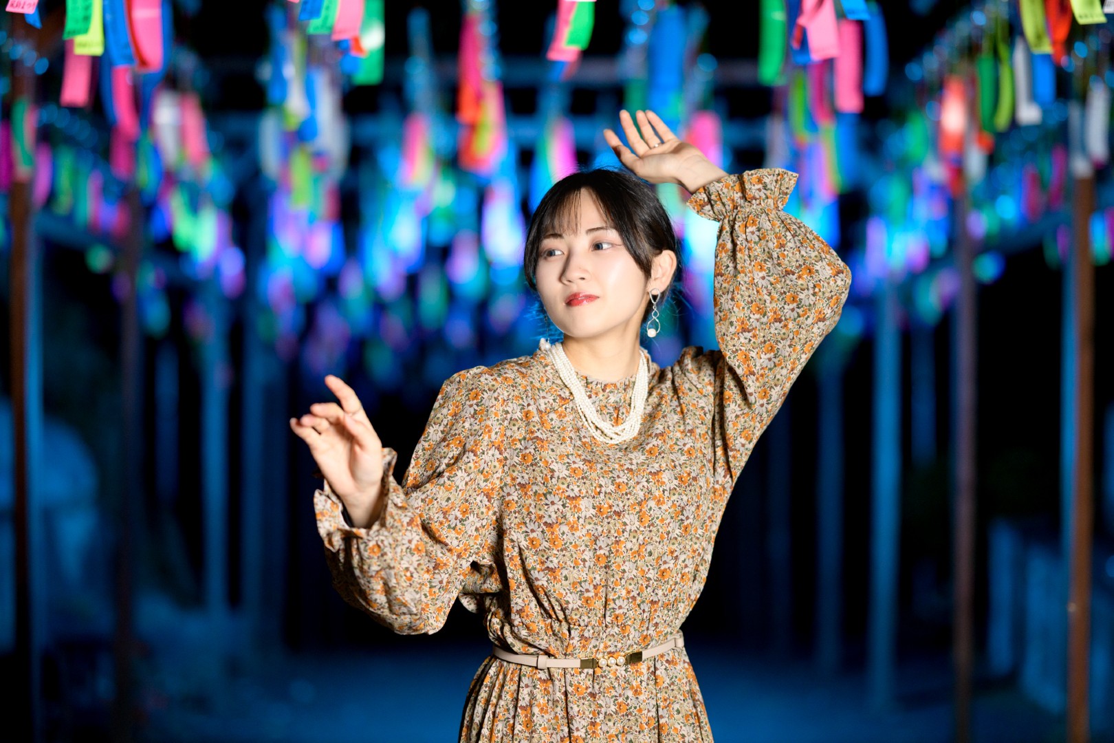 夏灯りに舞う