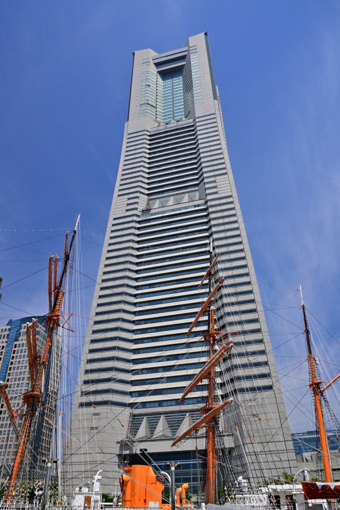 日本丸とランドマークタワー