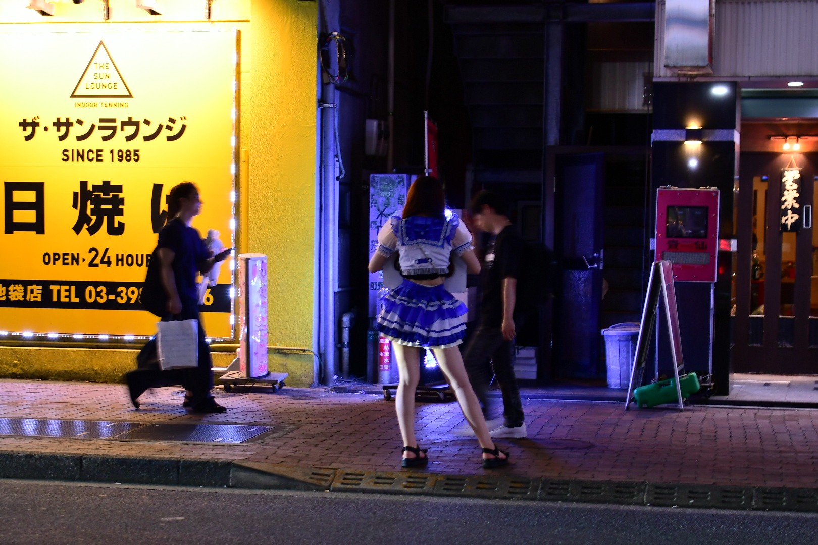 池袋夏の夜の街