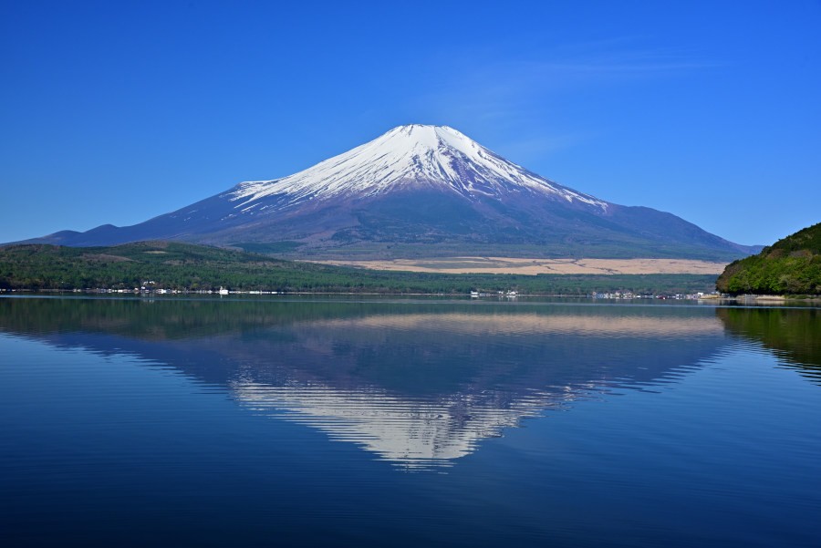 崩れ気味の逆さ富士