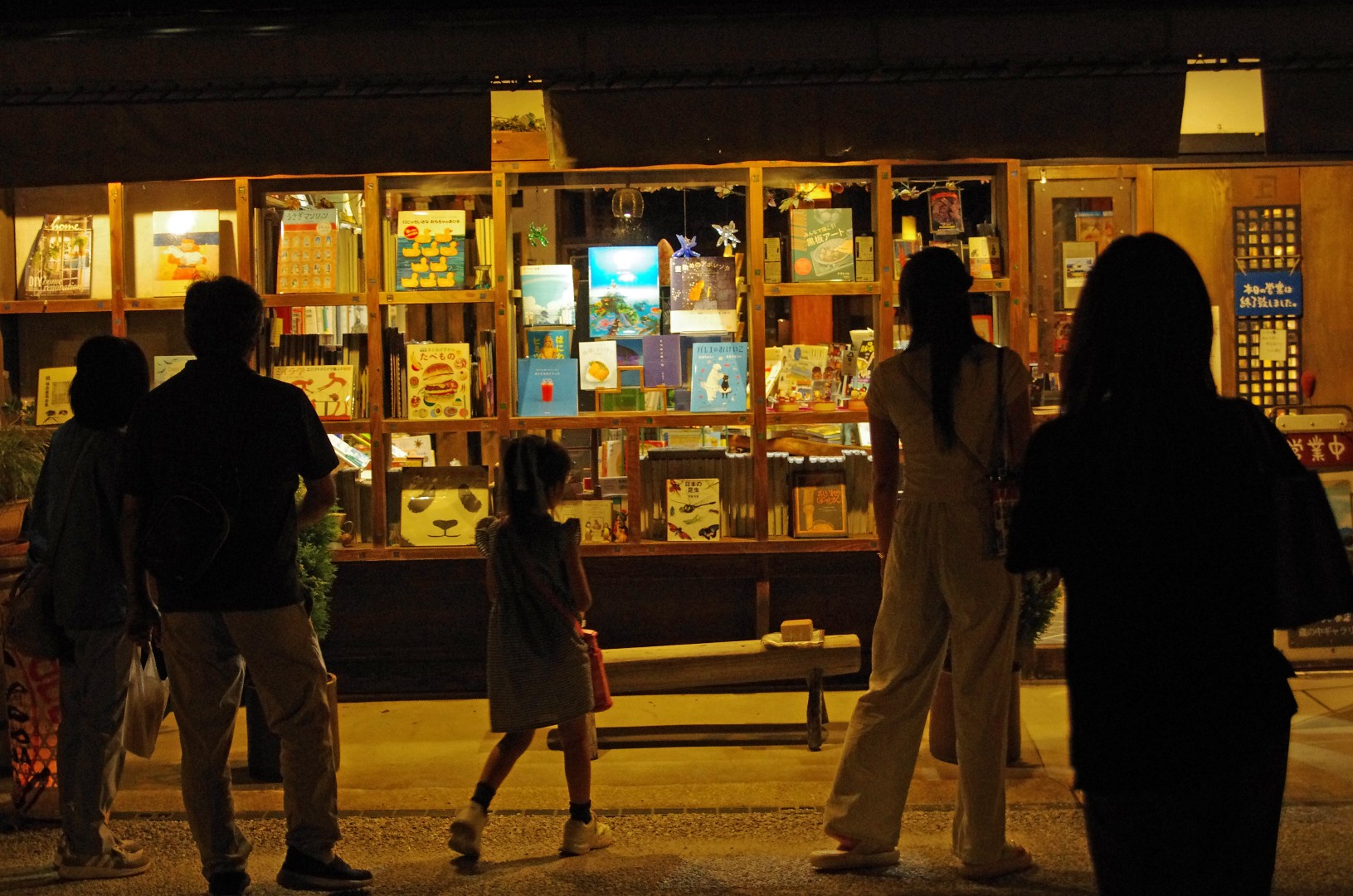 夜の本屋 ショーウインドウ