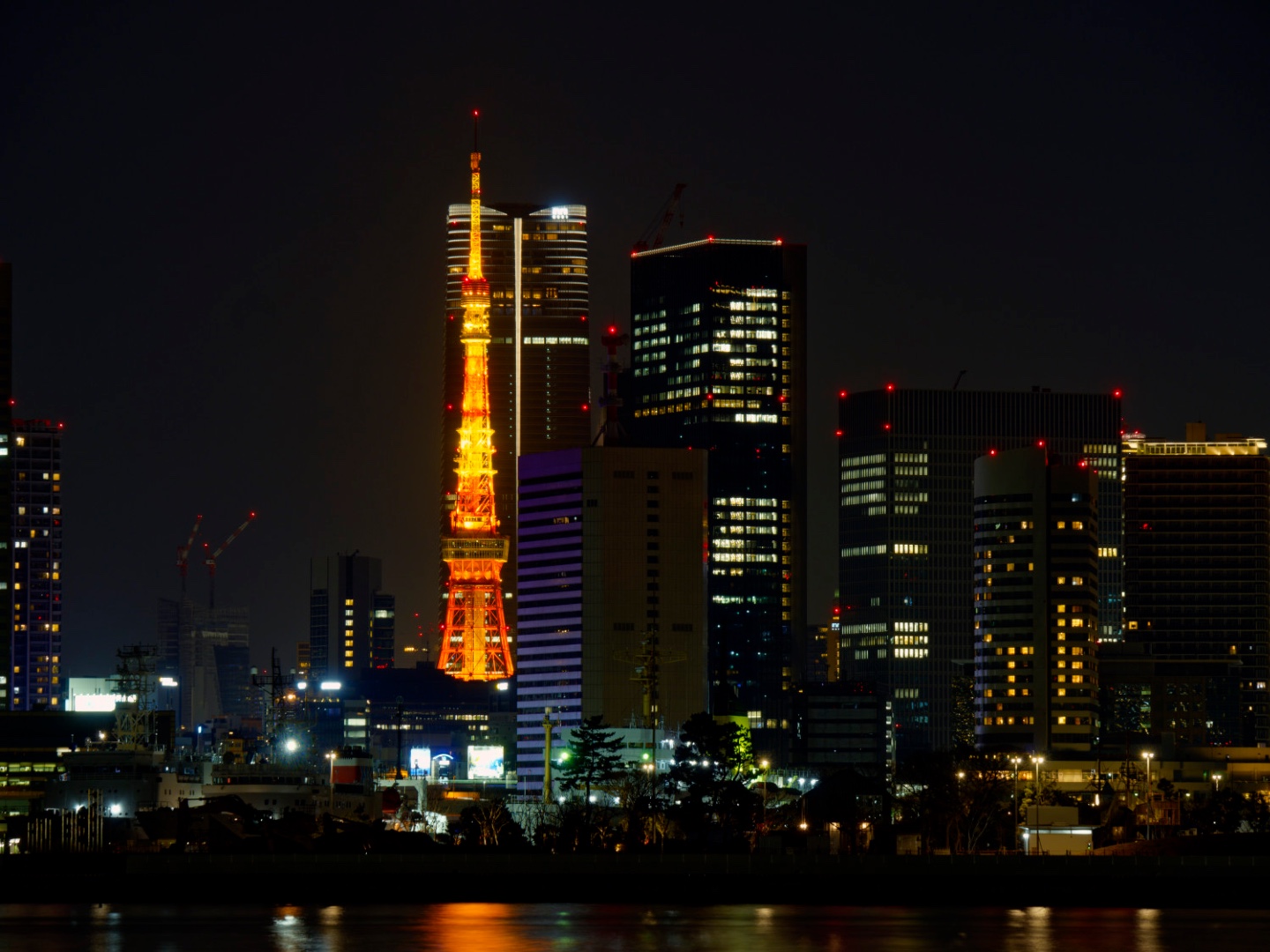 塔のある夜景