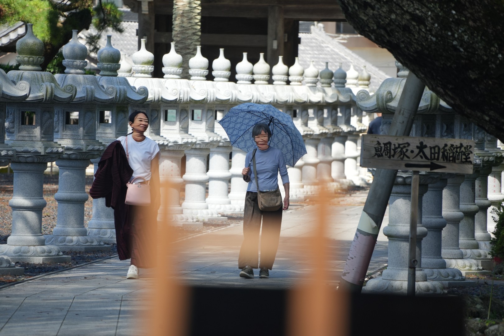 誕生寺・・・参拝する二人